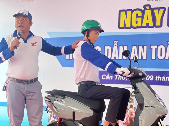 Anh Hồ Trường Sơn (cầm mic) - Hướng dẫn viên Lái xe an toàn đến từ Cty TNHH Hồng Đức cùng hỗ trợ viên thực hiện hướng dẫn Lái xe an toàn cho các bạn đoàn viên, thanh niên.