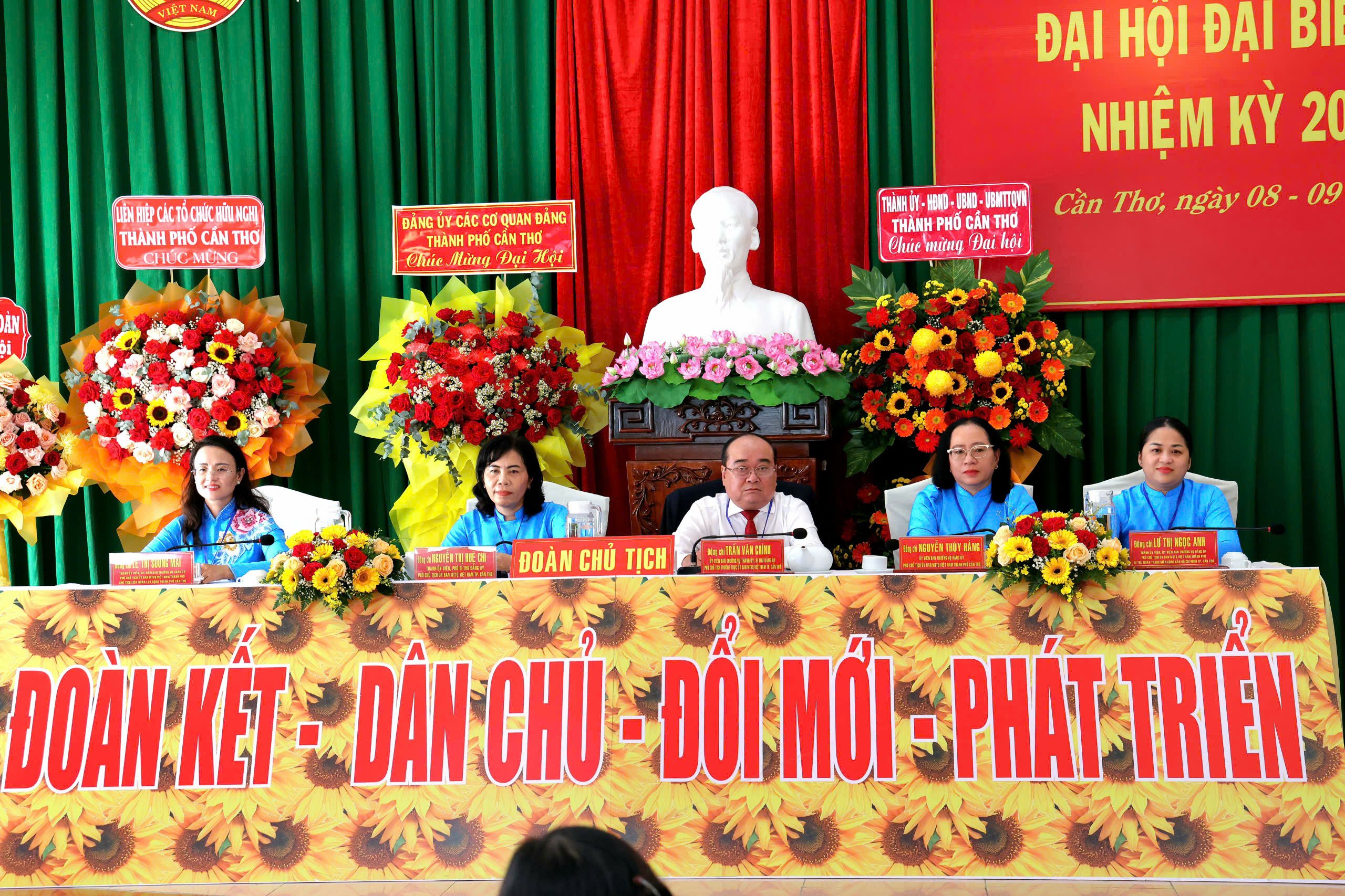 Đoàn Chủ tịch Đại hội.