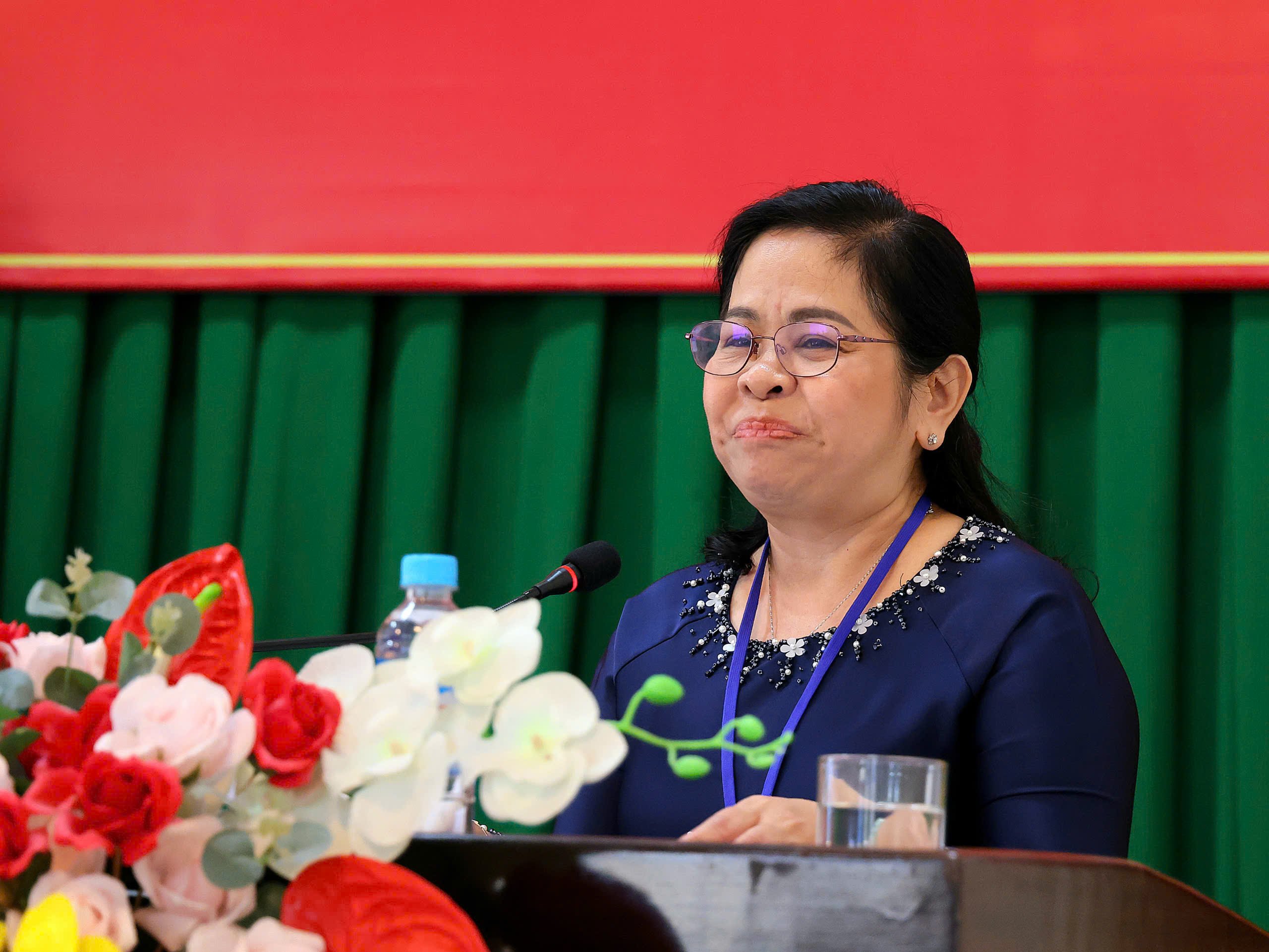 Bà Lê Thị Thanh Giang - Chủ tịch Liên hiệp các tổ chức hữu nghị TP. Cần Thơ phát biểu tham luận tại Đại hội.
