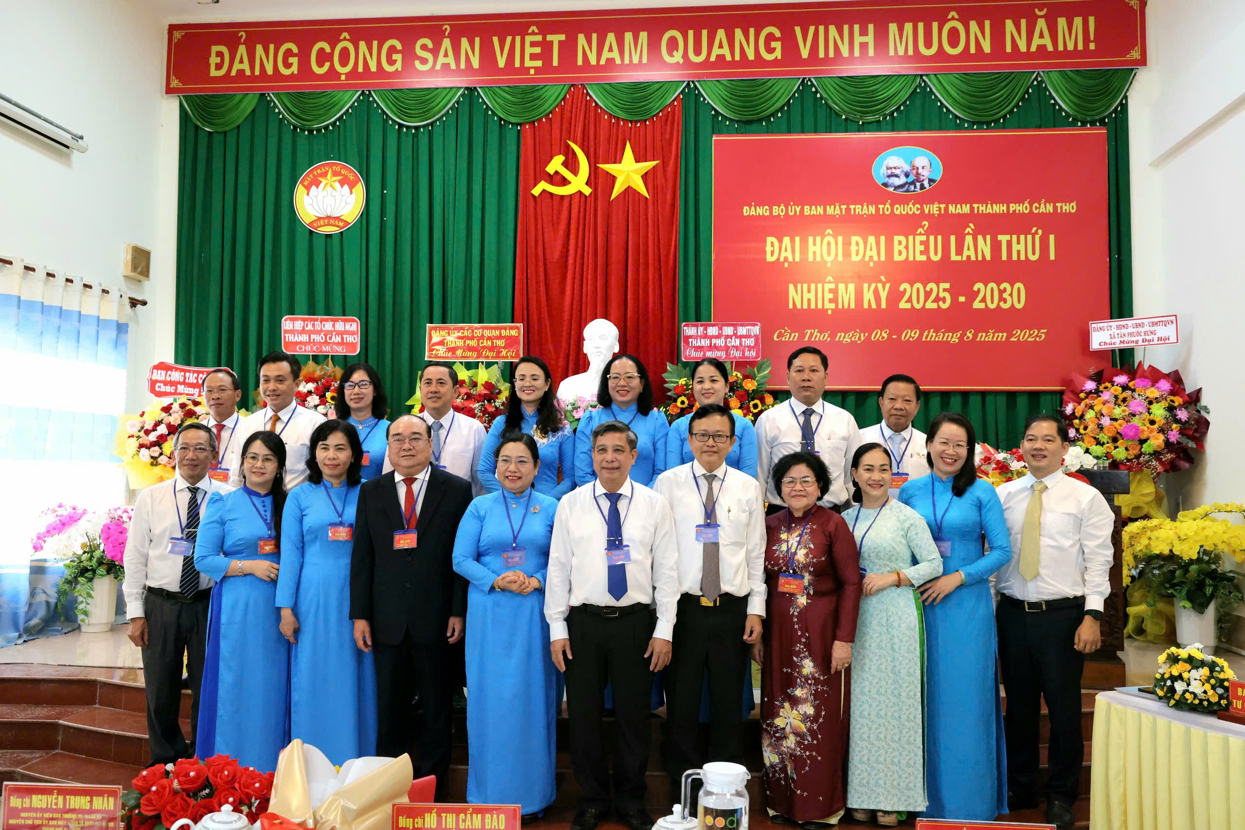 Các đại biểu chụp hình lưu niệm tại Đại hội.