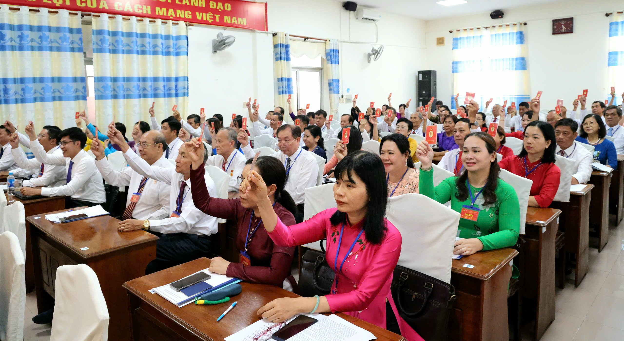 Các đại biểu biểu quyết thông qua Dự thảo Nghị quyết Ðảng bộ Ủy ban MTTQ Việt Nam TP. Cần Thơ lần thứ I, nhiệm kỳ 2025 - 2030.