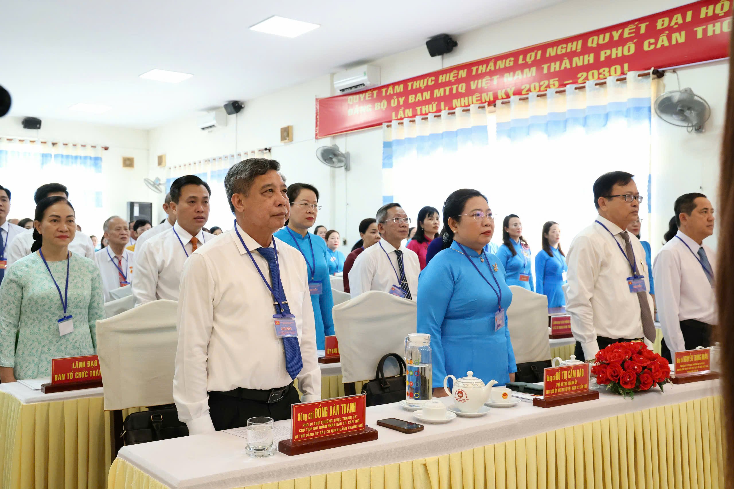 Ông Ðồng Văn Thanh (bìa trái) - Phó Bí thư Thường trực Thành ủy, Chủ tịch HÐND thành phố, Bí thư Ðảng ủy Các cơ quan Ðảng thành phố dự và chỉ đạo Đại hội.