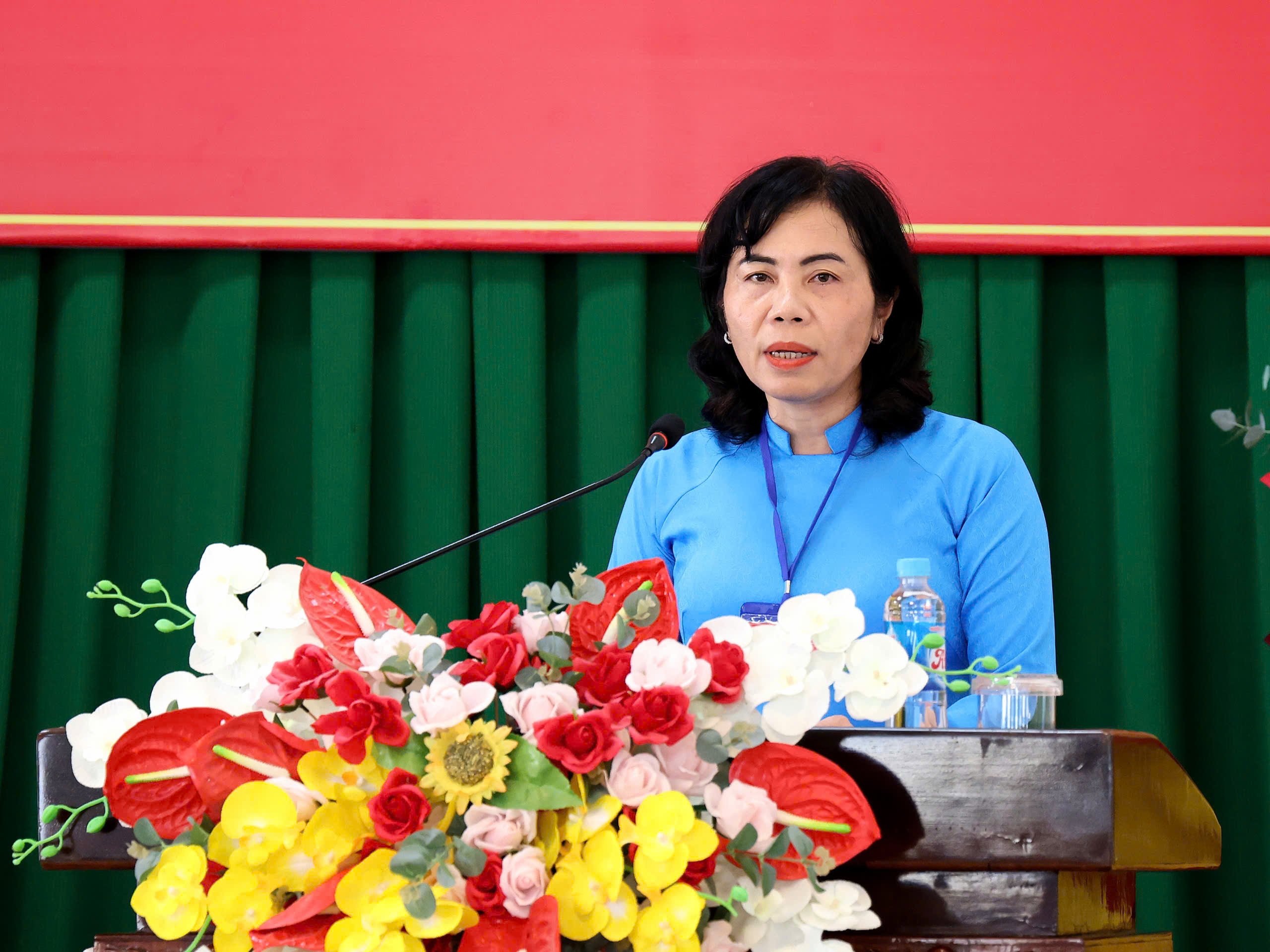Bà Nguyễn Thị Huệ Chi - Phó Chủ tịch Ủy ban Mặt trận Tổ quốc Việt Nam TP. Cần Thơ thông qua báo cáo chính trị nhiệm kỳ 2020 - 2025.