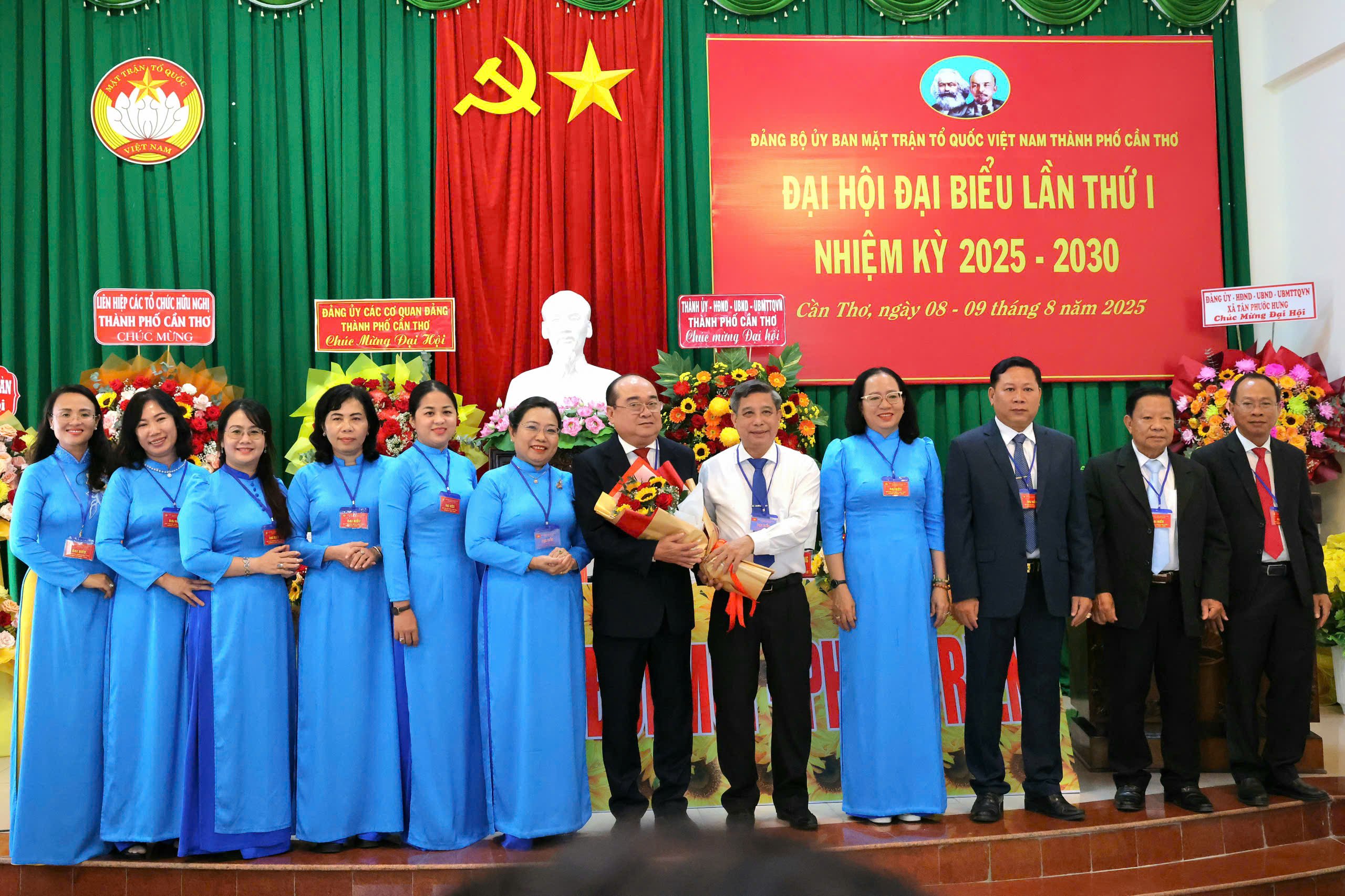 Ông Ðồng Văn Thanh - Phó Bí thư Thường trực Thành ủy, Chủ tịch HÐND TP. Cần Thơ tặng hoa chúc mừng Ban Chấp hành Ðảng bộ Ủy ban MTTQVN TP. Cần Thơ nhiệm kỳ 2025 - 2030.