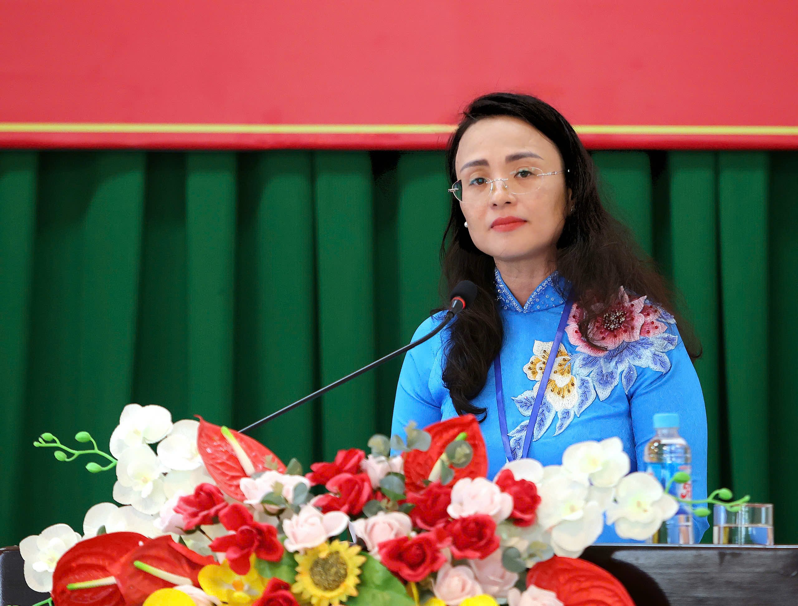 Bà Lê Thị Sương Mai - Phó Chủ tịch Ủy ban MTTQVN TP, Chủ tịch LĐLĐ TP. Cần Thơ báo cáo tổng hợp ý kiến đóng góp các dự thảo văn kiện Đại hội.