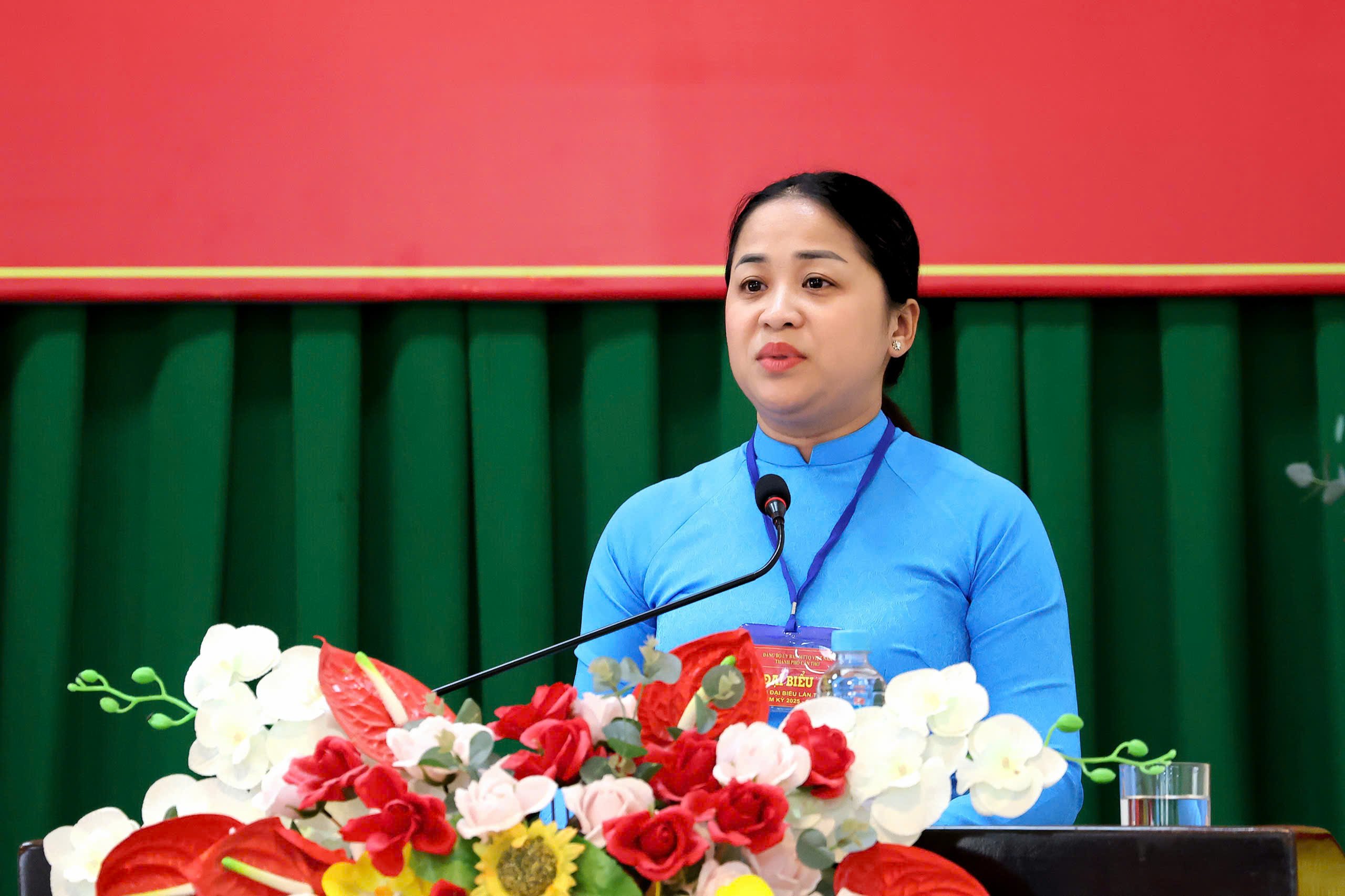 Bà Lư Thị Ngọc Anh - Phó Chủ tịch Ủy ban MTTQVN TP, Bí thư Thành đoàn Cần Thơ thông qua quyết định của Ban Thường vụ Ðảng ủy Các cơ quan Ðảng TP. Cần Thơ chỉ định Ban Chấp hành Ðảng bộ Ủy ban MTTQVN TP. Cần Thơ.