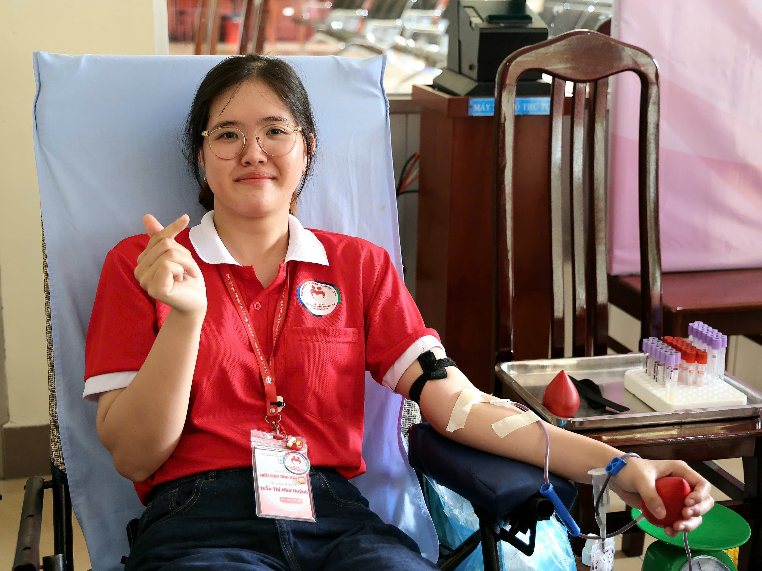 Tình nguyện viên chương trình tham gia hiến máu.