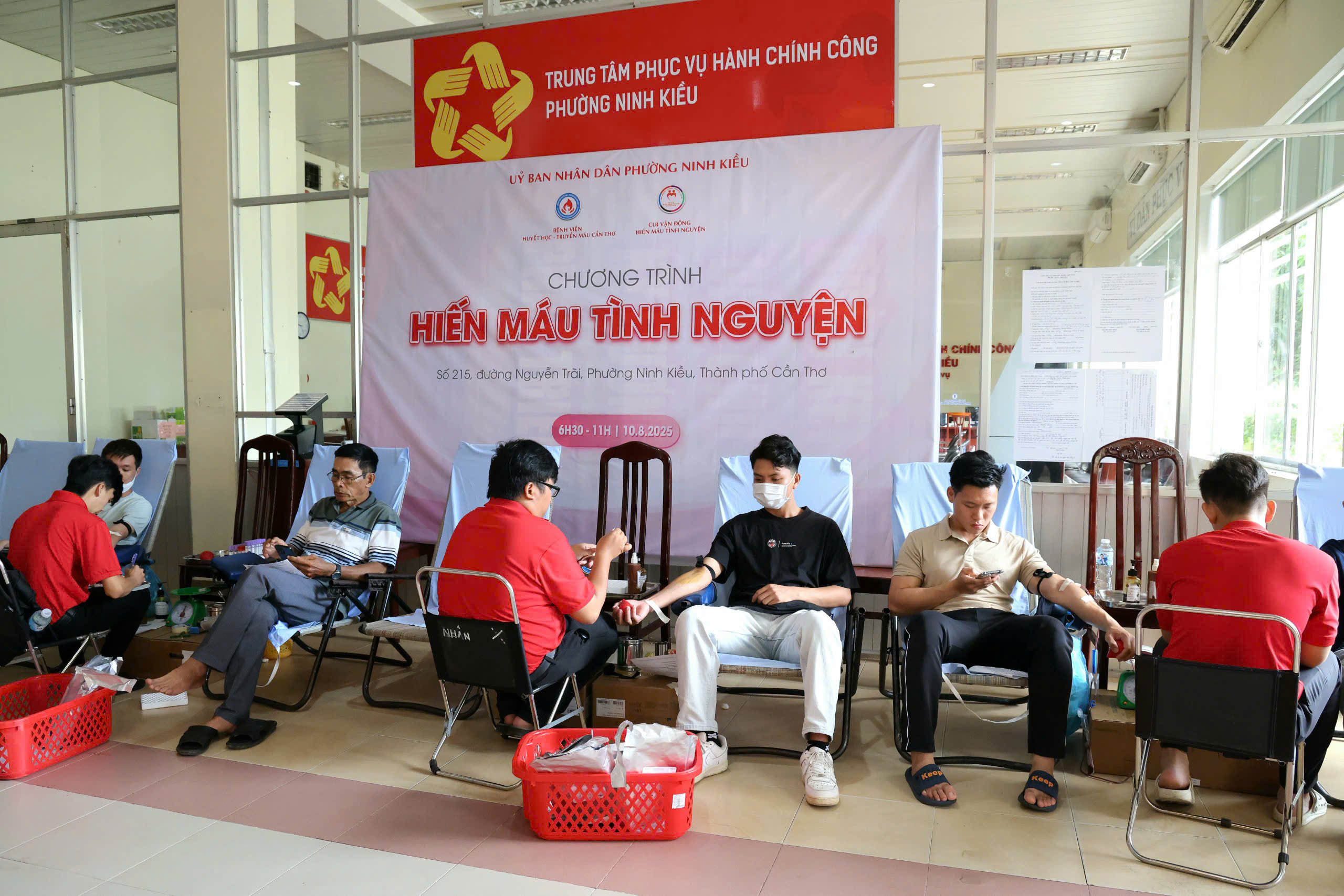 Ban Chỉ đạo vận động hiến máu tình nguyện phường Ninh Kiều phối hợp cùng Bệnh viện Huyết học - Truyền máu TP. Cần Thơ tổ chức chương trình “Hiến máu tình nguyện năm 2025”.