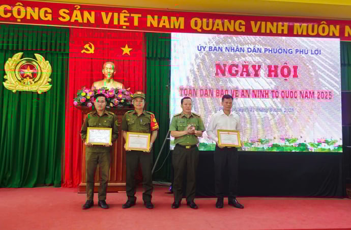 Đại tá Nguyễn Văn Thắng trao giấy khen cho tập thể, cá nhân