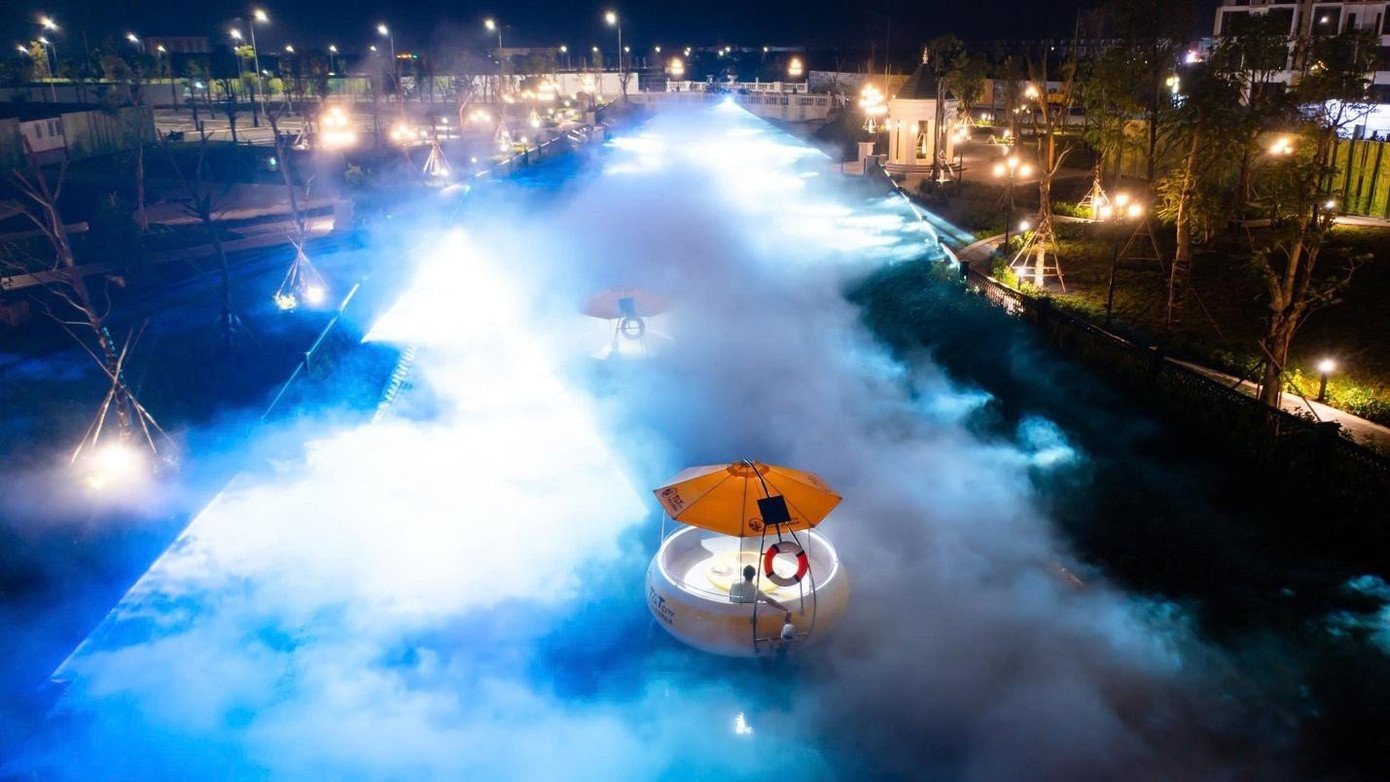 Giữa lòng Thành phố Thiên niên kỷ, một Venice thu nhỏ đang dần hiện lên: có cầu đi bộ thơ mộng, tượng điêu khắc mang vẻ đẹp thời gian, chòi nghỉ cổ điển giữa khung cảnh ven sông yên bình. Kết hợp với cảnh quan và ánh sáng hai bên bờ, Dòng sông hữu hình trong thực tại đã trở thành một dòng chảy siêu thực của miền cổ tích.