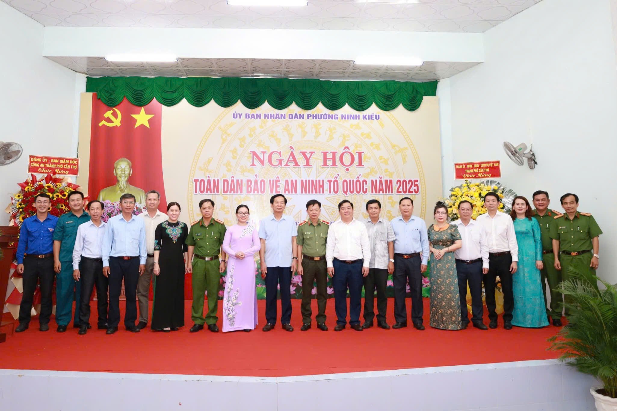 Các đại biểu chụp hình lưu niệm tại ngày hội.