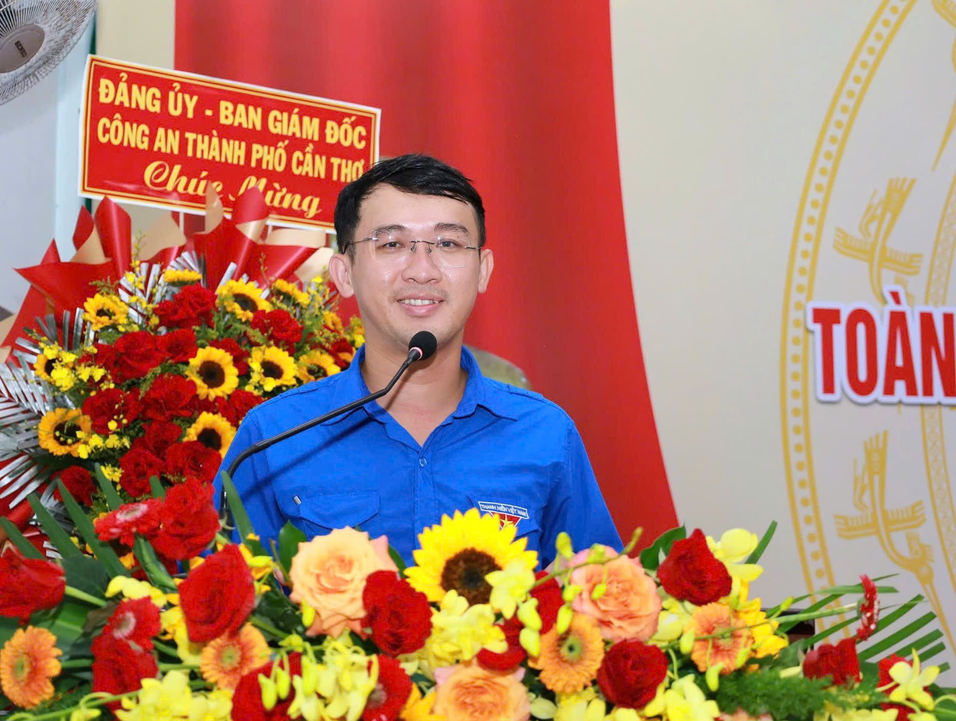 Ông Lê Trung Hiếu - Phó chủ tịch Ủy ban MTTQVN phường, Bí thư Đoàn phường Ninh Kiều phát biểu tại ngày hội.