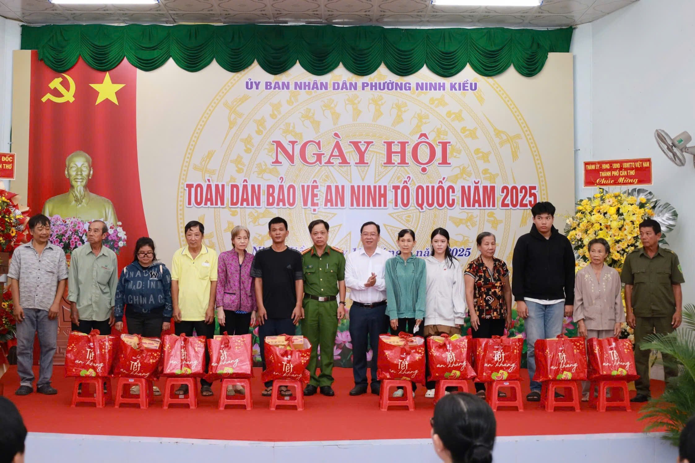 Ông Nguyễn Ngọc Ánh - Phó Chủ tịch Thường trực UBND quận Ninh Kiều trao quà cho các hộ nghèo, hoàn cảnh khó khăn trên địa bàn.