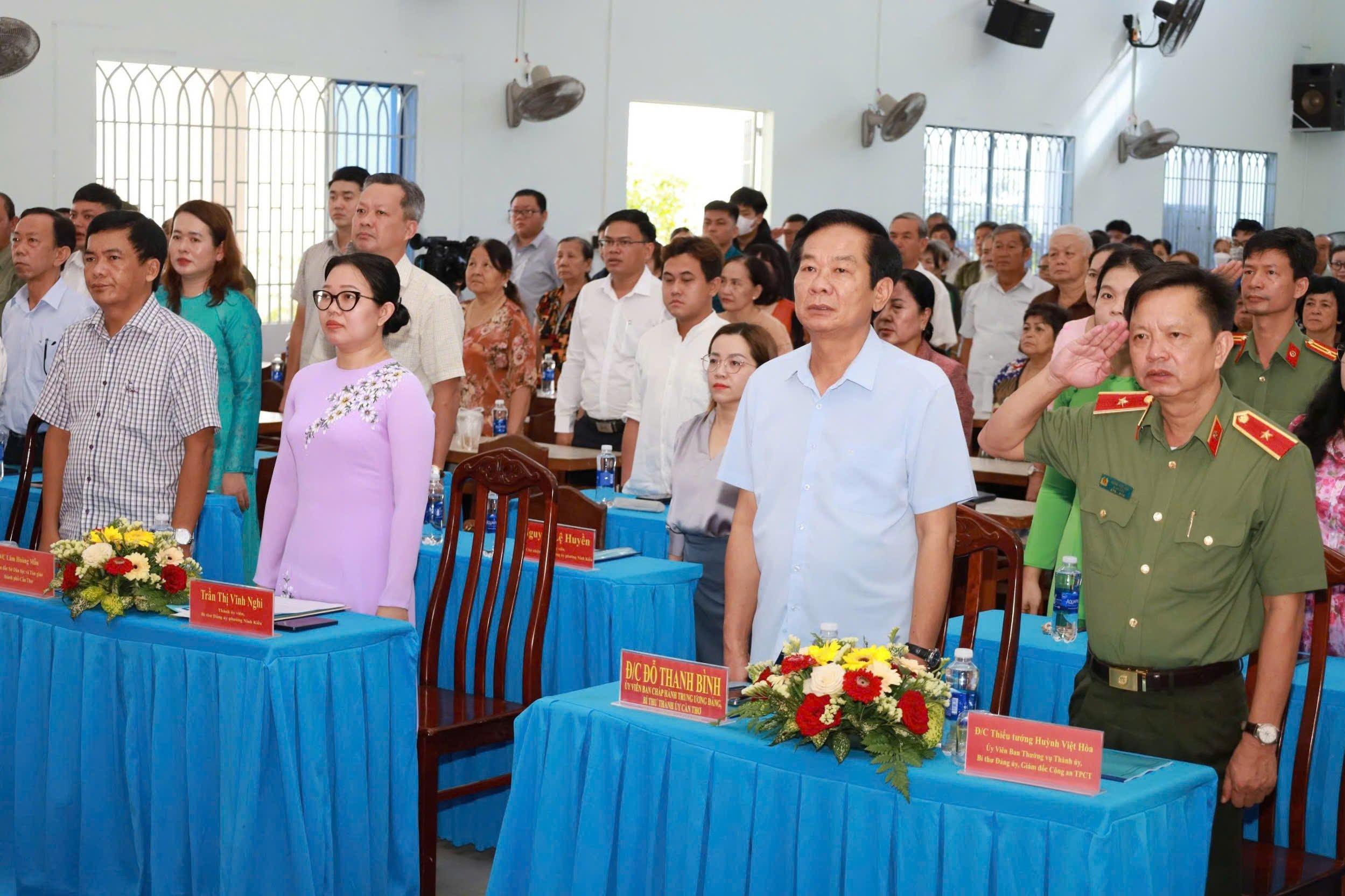 Các đại biểu thực hiện nghi thức chào cờ.