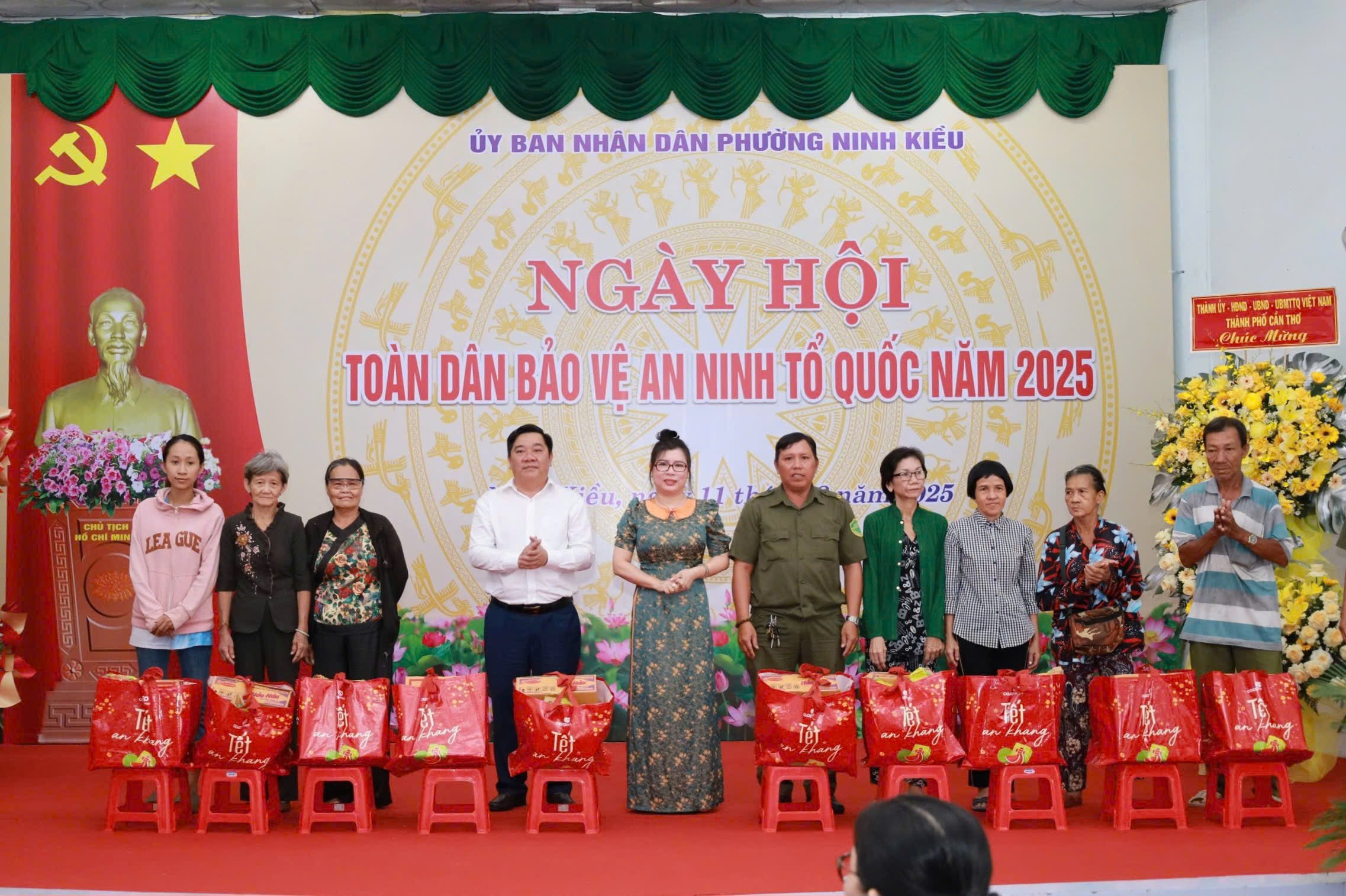 Ông Phạm Văn Đồng - Phó Bí thư Đảng ủy, Chủ tịch Ủy ban nhân dân phường Ninh Kiều và bà Mã Phụng - Ủy viên BTV Đảng ủy, Phó Chủ tịch HĐND phường Ninh Kiều trao quà cho các hộ nghèo, hoàn cảnh khó khăn trên địa bàn.