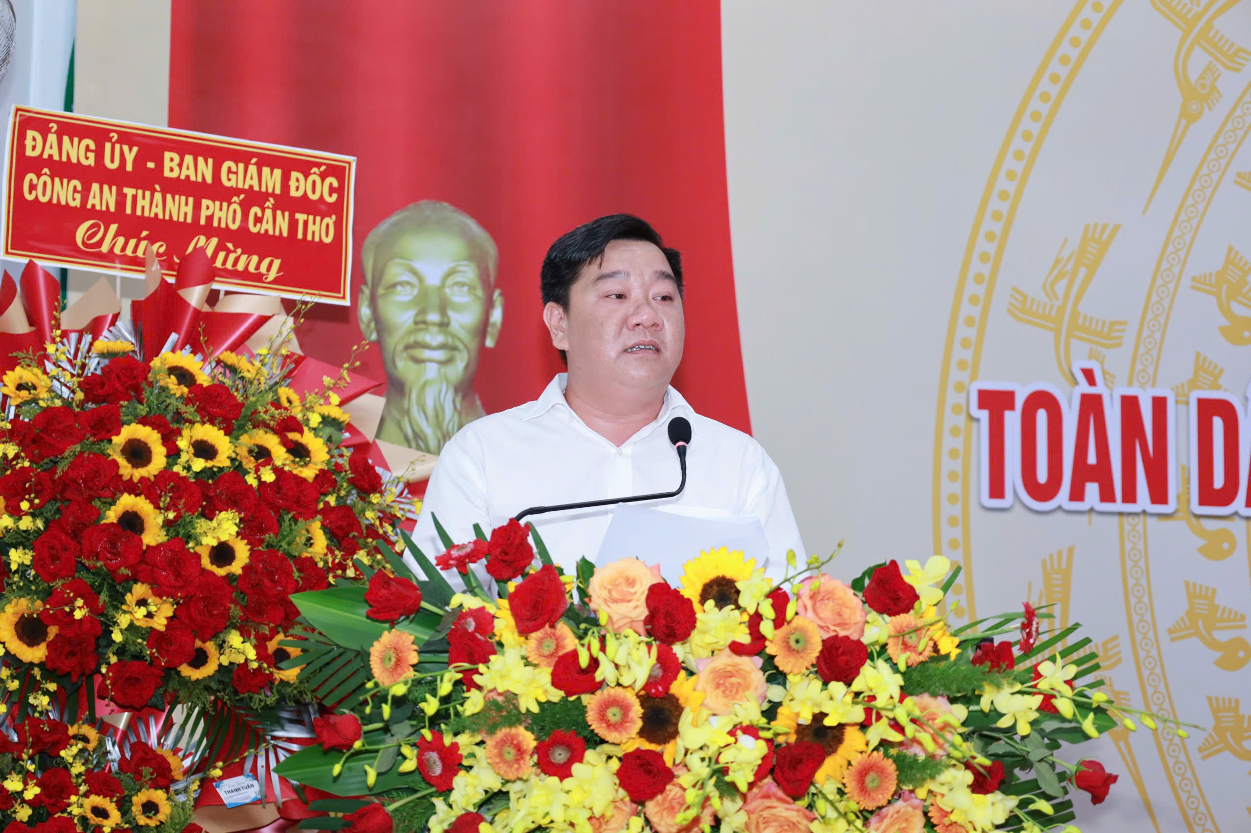 Ông Phạm Văn Đồng - Phó Bí thư Đảng ủy, Chủ tịch UBND phường Ninh Kiều phát biểu tại ngày hội.