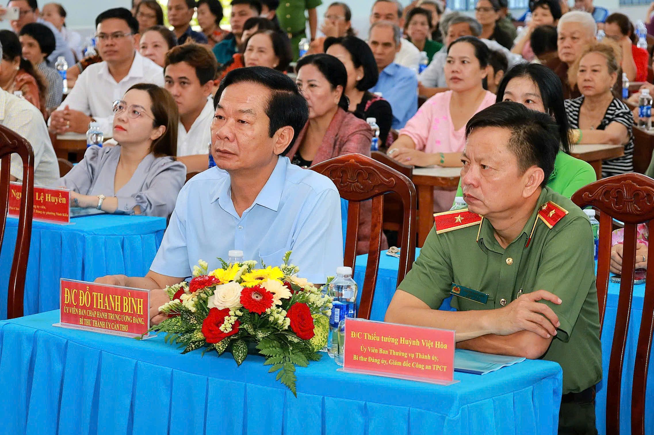 Ông Đỗ Thanh Bình - Ủy viên BCH Trung ương Đảng, Bí thư Thành ủy Cần Thơ và Thiếu tướng Huỳnh Việt Hòa - Ủy viên BTV Thành ủy, Bí thư Đảng ủy, Giám đốc Công an TP. Cần Thơ dự ngày hội.