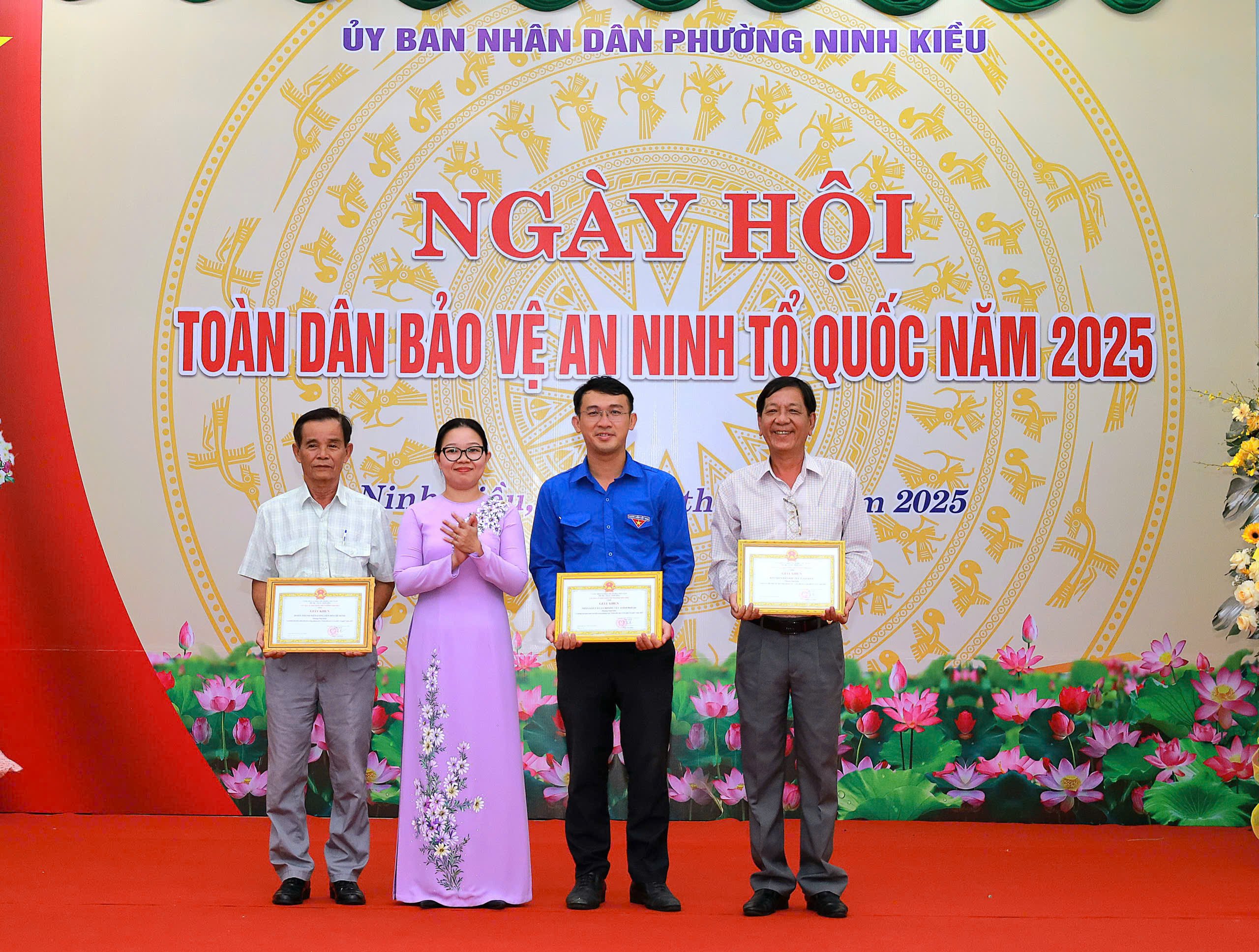 Bà Trần Thị Vĩnh Nghi - Thành ủy viên, Bí thư Đảng ủy phường Ninh Kiều khen thưởng các tập thể, cá nhân có thành tích xuất sắc trong xây dựng phong trào TDBVANTQ.