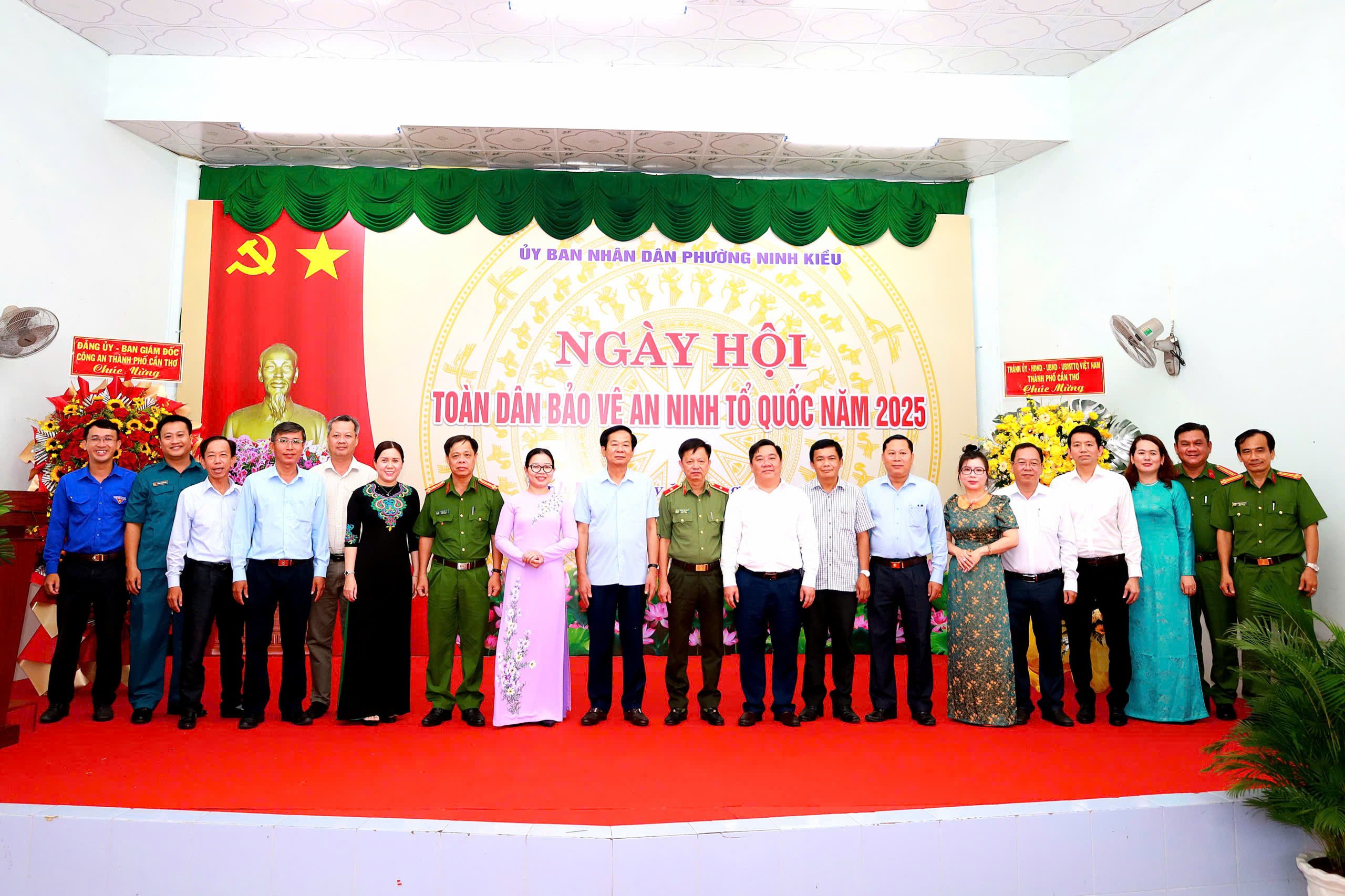 Các đại biểu chụp hình lưu niệm tại ngày hội.