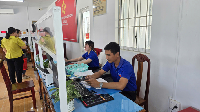 Cán bộ chuyên trách hướng dẫn người dân nộp hồ sơ trực tuyến qua Cổng Dịch vụ công Quốc gia