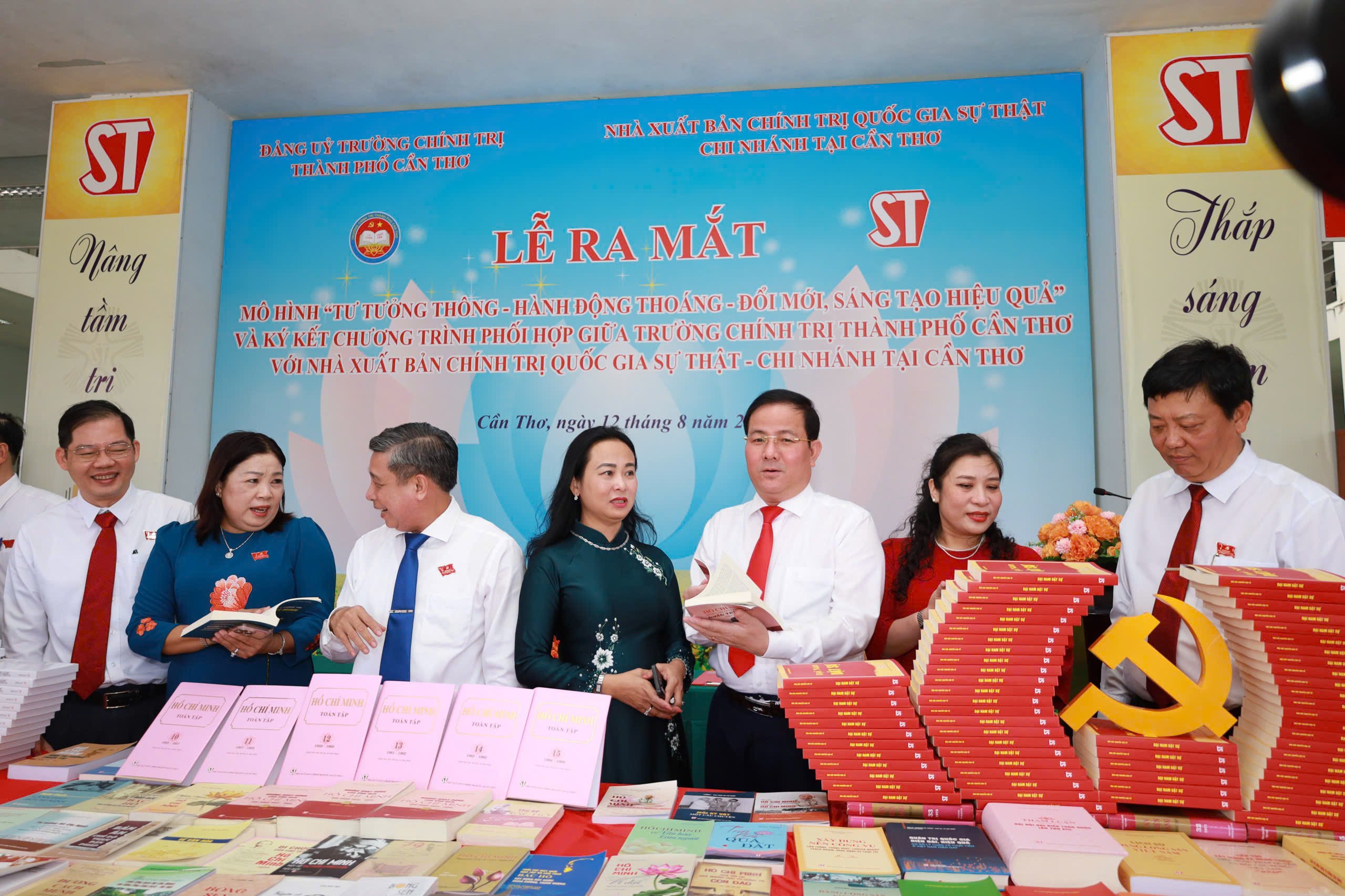 Đại biểu tham quan trưng bày sách của NXB Chính trị Quốc gia Sự Thật.