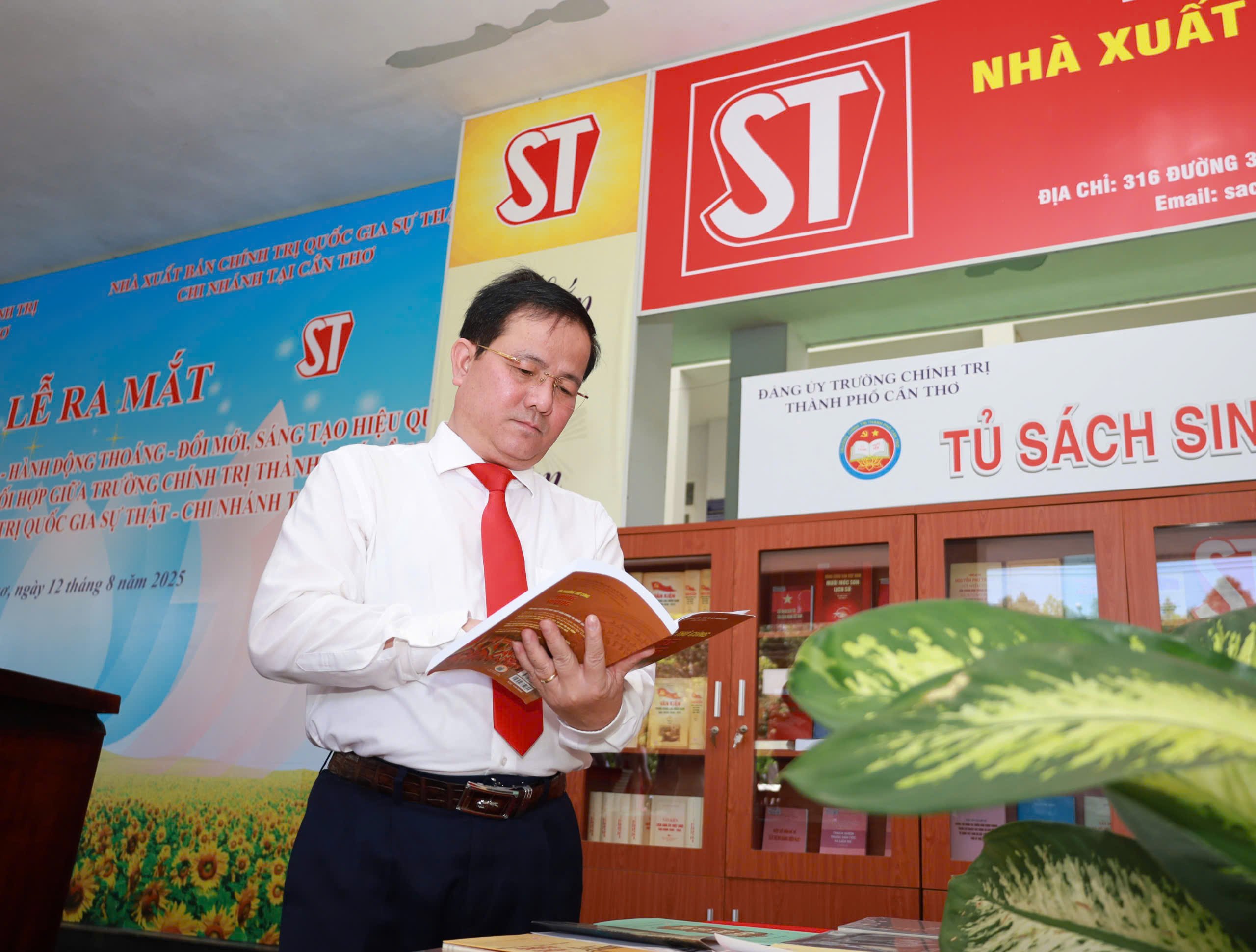 Ông Trần Văn Huyến - Phó Bí thư Thành ủy Cần Thơ đánh giá cao Tủ sách “Sinh hoạt tư tưởng”.
