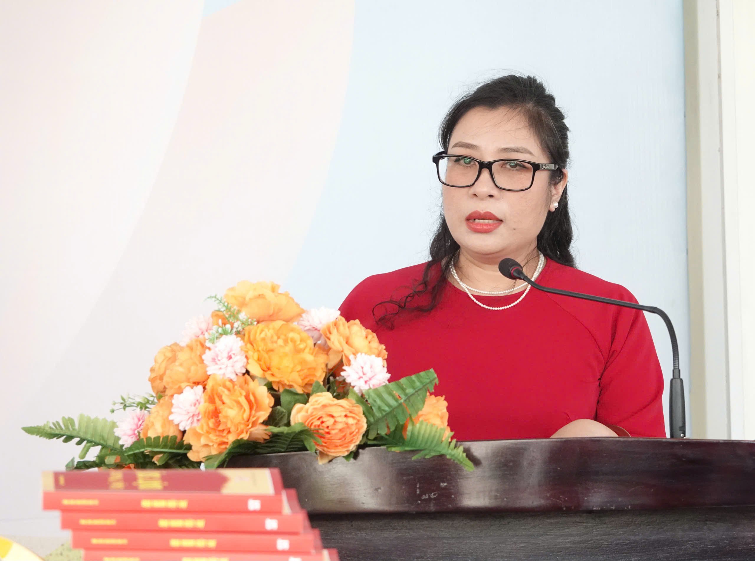 Bà Phạm Vũ Phương Linh - Vụ trưởng, Giám đốc NXB Chính trị Quốc gia Sự Thật - Chi nhánh Cần Thơ phát biểu tại buổi lễ.