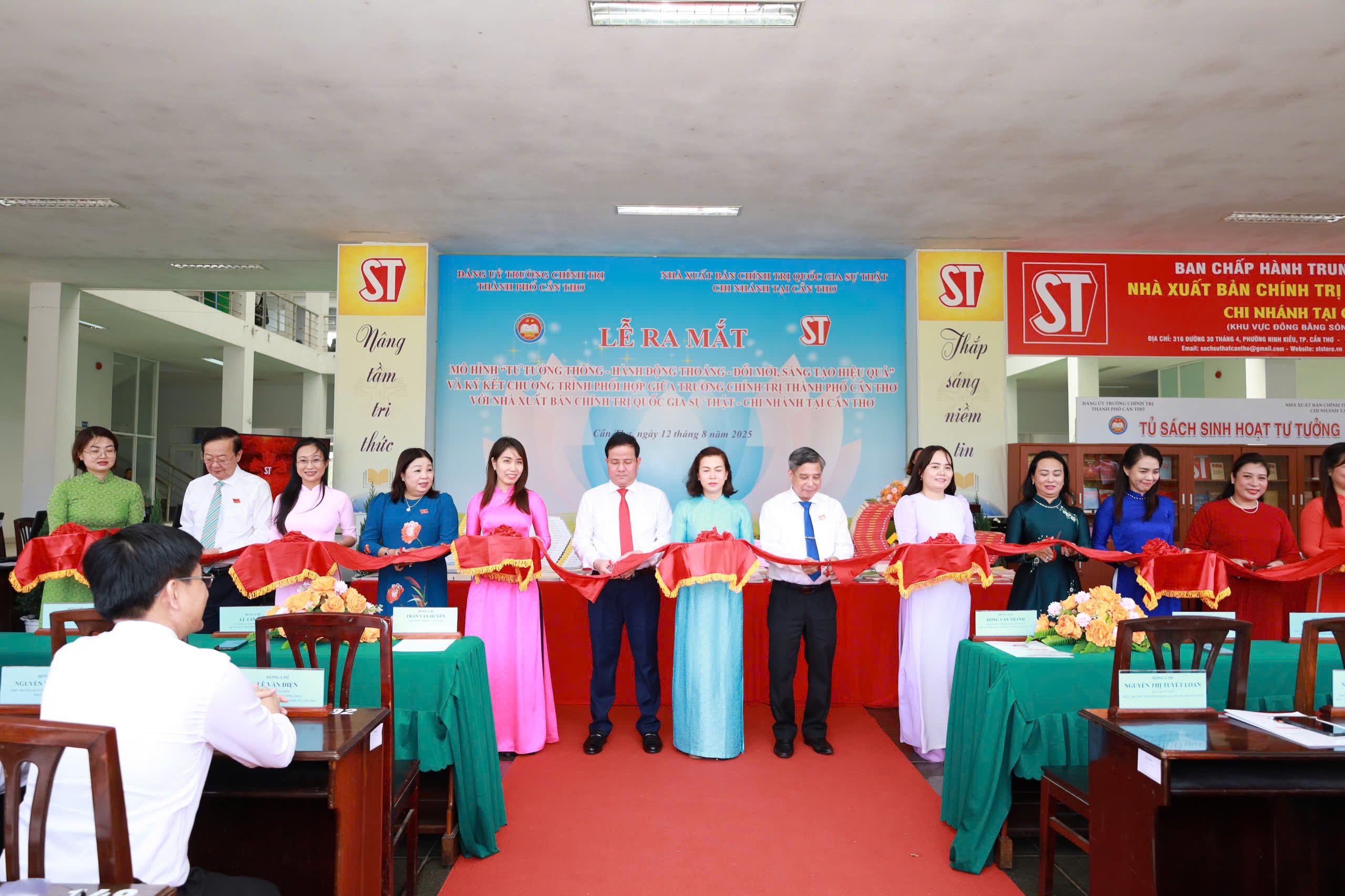 Các đại biểu thực hiện nghi thức cắt băng ra mắt mô hình và Tủ sách “Sinh hoạt tư tưởng”.