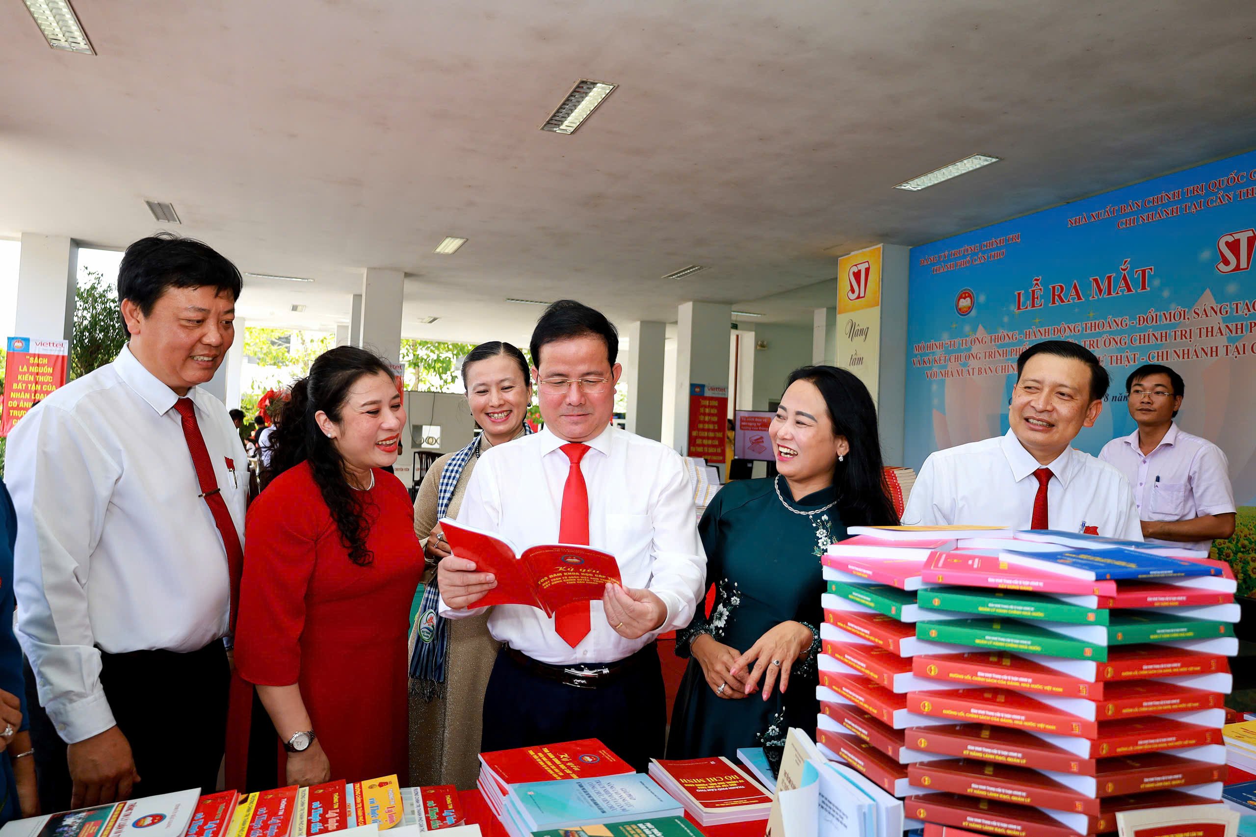 Đại biểu tham quan Tủ sách “Sinh hoạt tư tưởng”.