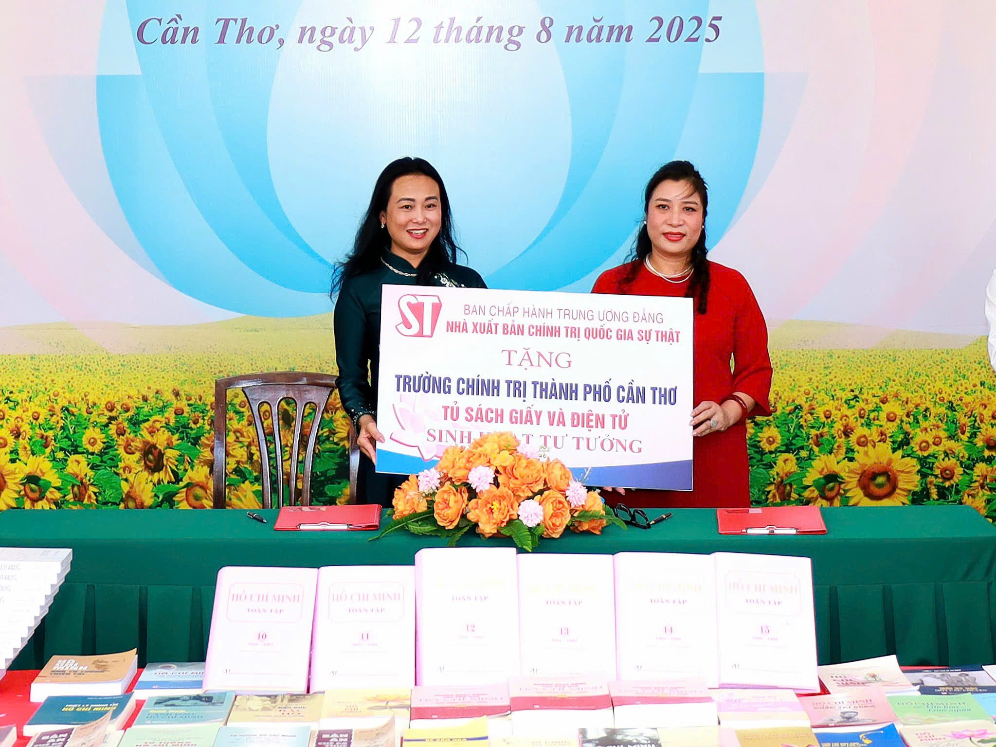 Bà Phạm Vũ Phương Linh (bên phải) - Vụ trưởng, Giám đốc NXB Chính trị Quốc gia Sự Thật - Chi nhánh Cần Thơ trao tặng Trường Chính trị TP. Cần Thơ Tủ sách “Sinh hoạt tư tưởng”.