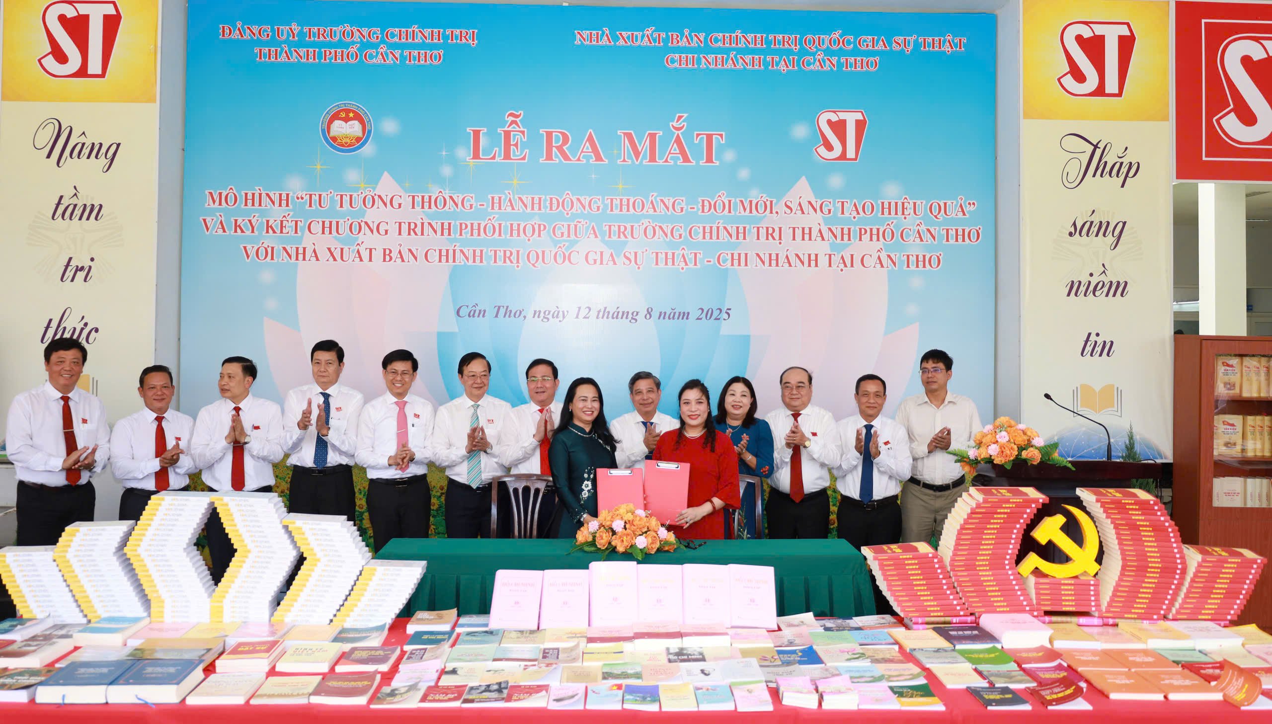 Lãnh đạo thành phố, các sở, ban, ngành chứng kiến lãnh đạo Trường Chính trị TP. Cần Thơ và NXB Chính trị Quốc gia Sự Thật - Chi nhánh Cần Thơ ký kết hợp tác.