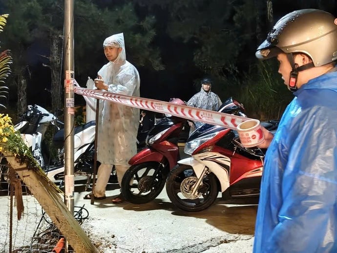 Cơ quan chức năng tiến hành khoanh vùng khu vực có nguy cơ sạt lở. Ảnh: M.V.