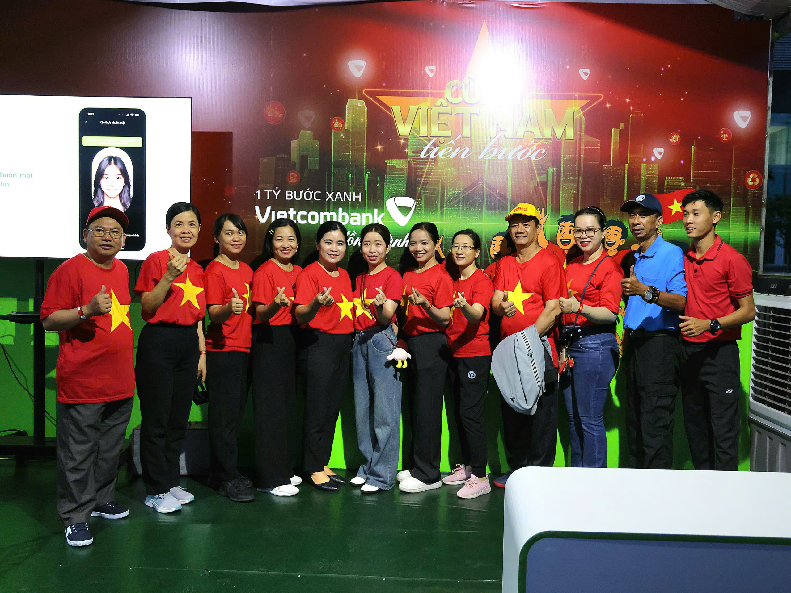 Từ sáng sớm đã có đông đảo người dân có mặt tham gia chương trình.