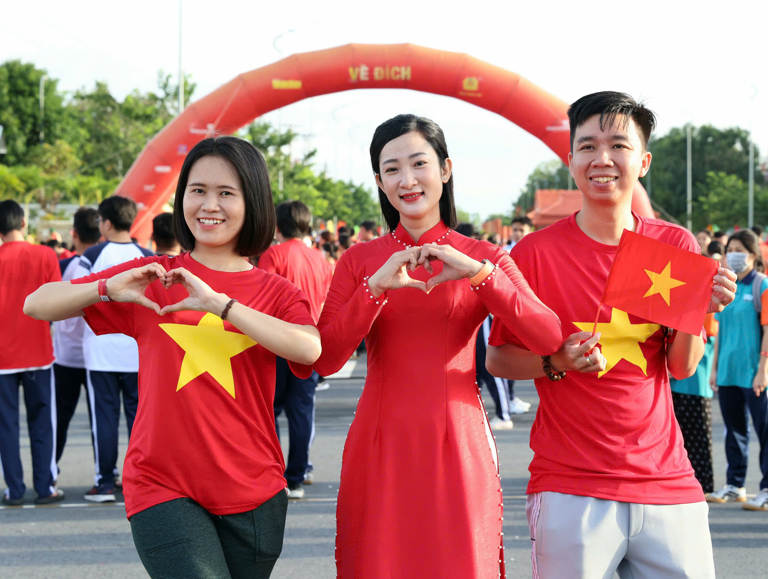 Các bạn trẻ chụp ảnh lưu niệm sau khi tham gia chương trình.
