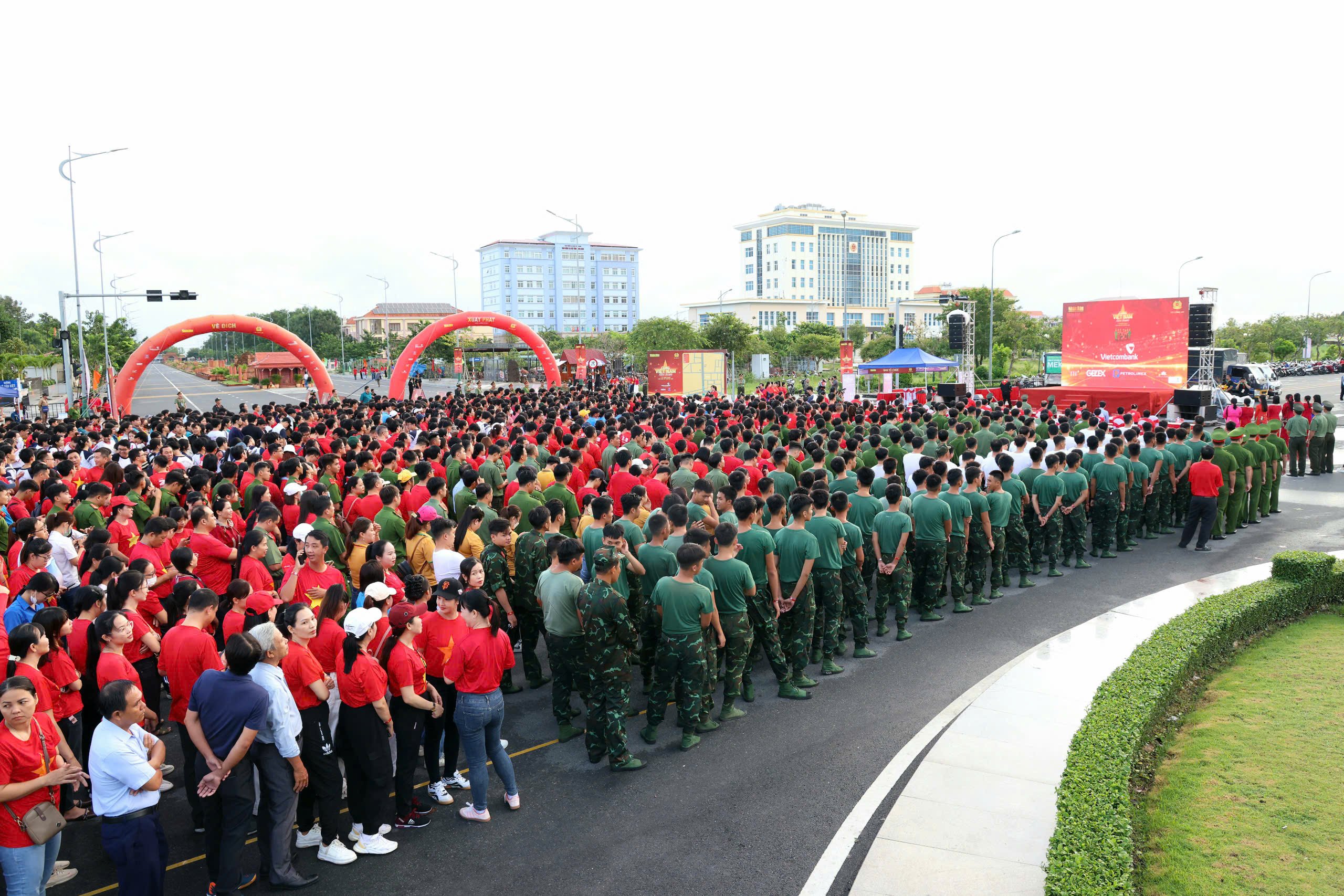 Ủy ban nhân dân tỉnh Vĩnh Long tổ chức chương trình phát động đi bộ “Cùng Việt Nam tiến bước”.
