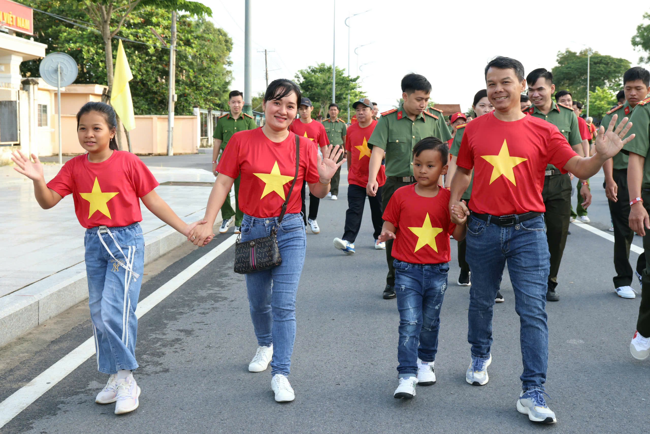 Nhiều gia đình cùng nhau tham gia hưởng ứng chương trình.