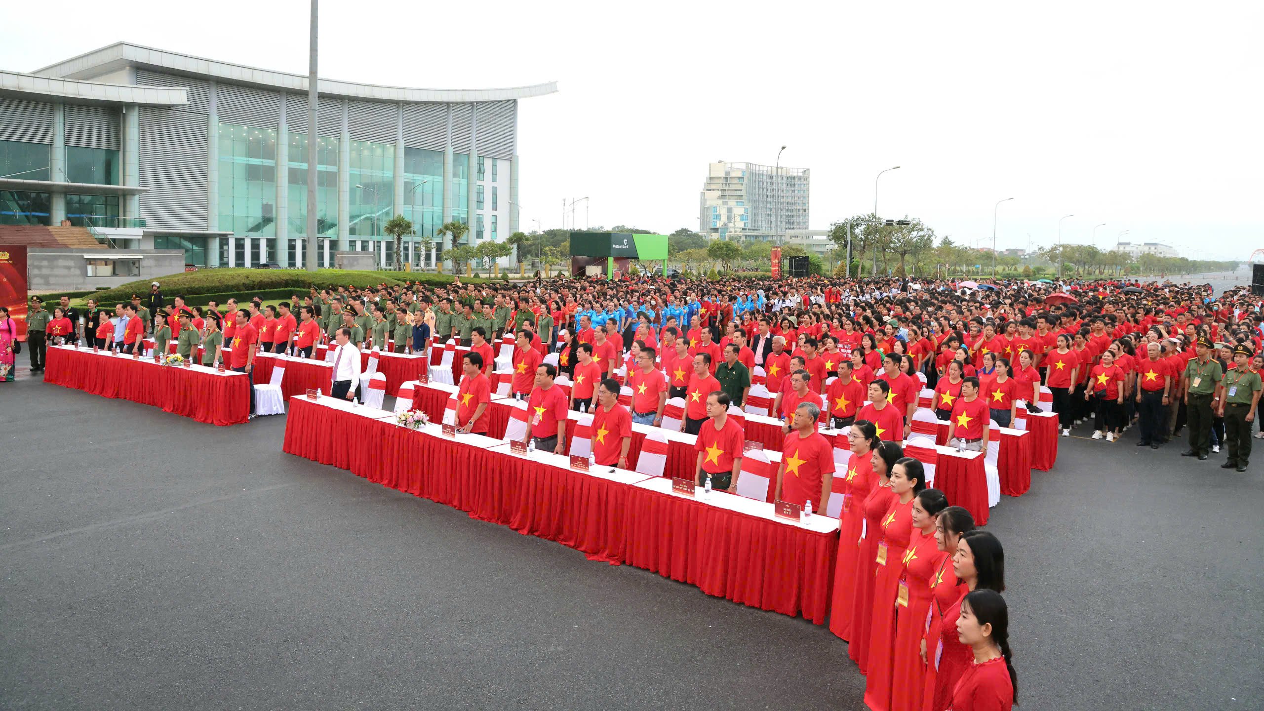 Bắt đầu 6h sáng, hàng nghìn đại biểu và người dân trang nghiêm thực hiện Lễ chào cờ, hát Quốc ca.