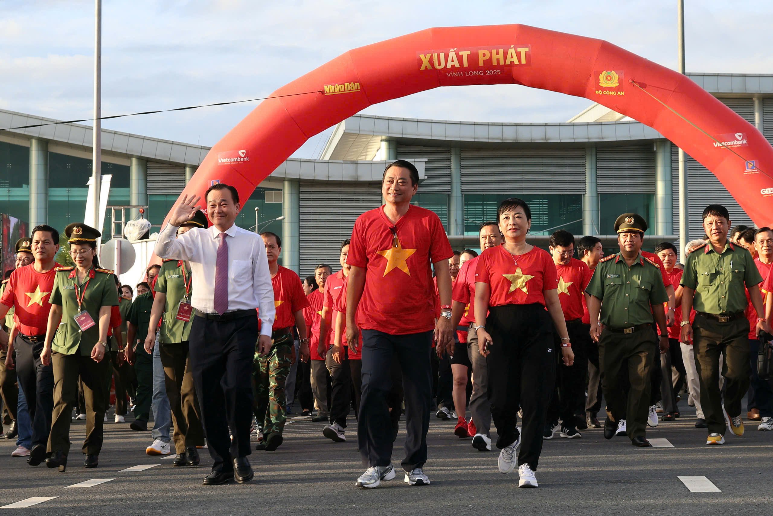 Ông Nguyễn Minh Dũng (bên trái) - Phó Bí thư Tỉnh ủy, Chủ tịch HĐND tỉnh Vĩnh Long và ông Nguyễn Quỳnh Thiện - Phó Chủ tịch UBND tỉnh Vĩnh Long tham gia đi bộ.