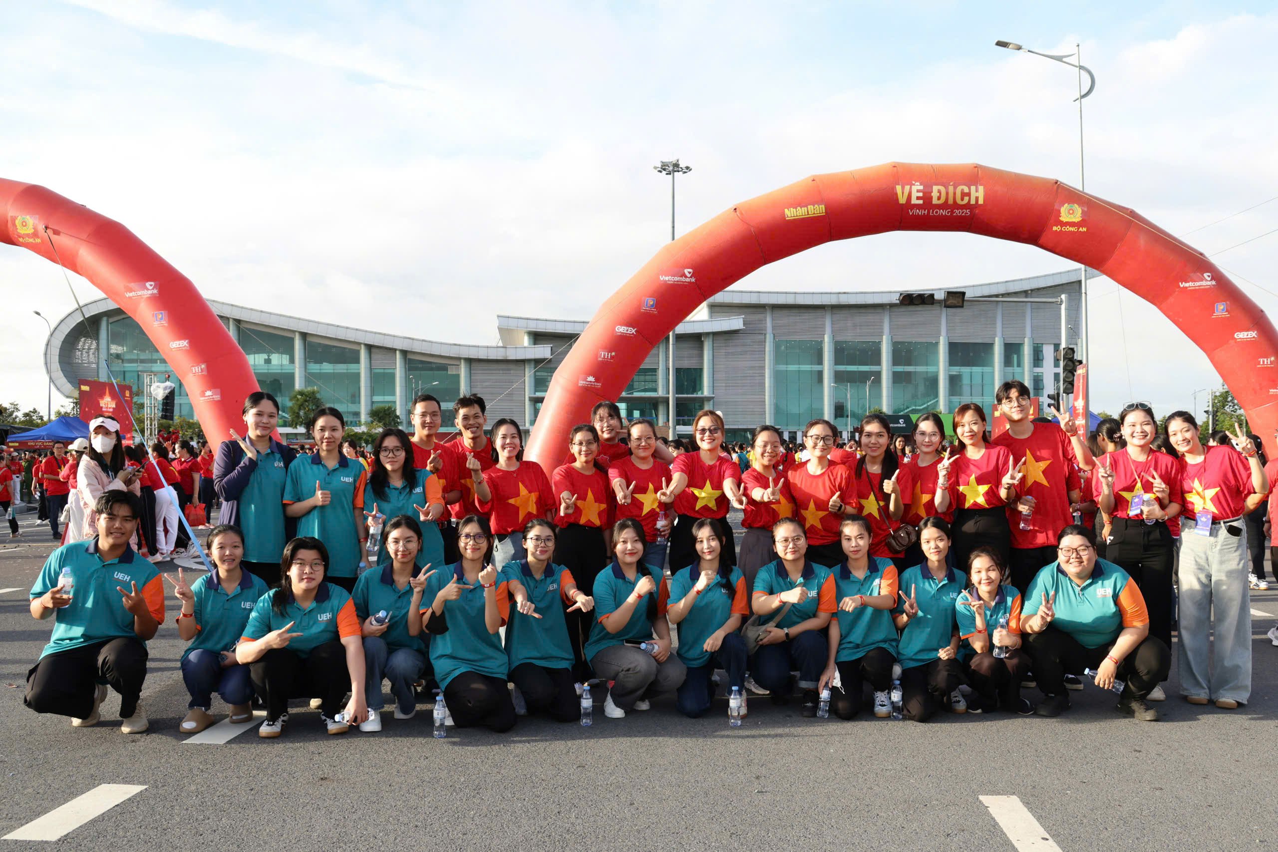 Tập thể Trường Đại học Kinh tế TP. Hồ Chí Minh (UEH) - UEH Mekong tham gia chương trình.