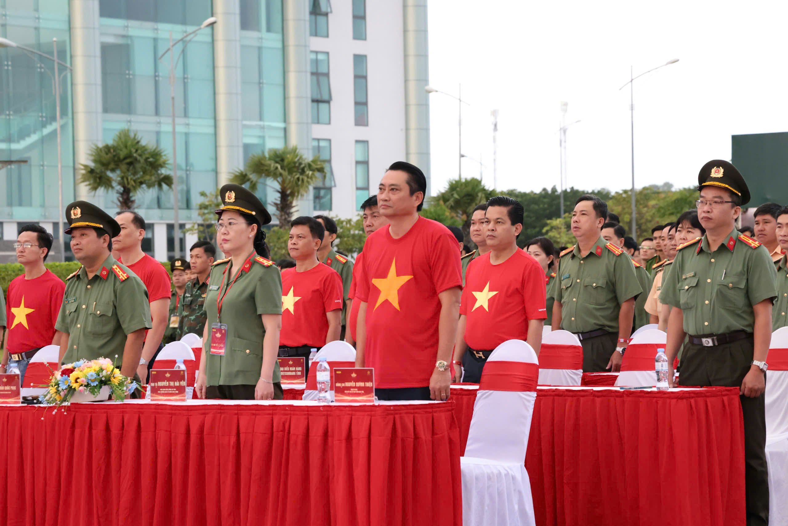 Các đại biểu thực hiện nghi thức chào cờ.
