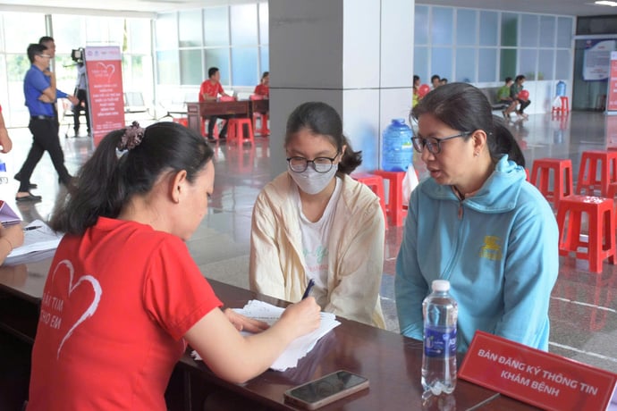 Các em nhỏ tại chương trình khám bệnh miễn phí sàng lọc bệnh tim bẩm sinh cho trẻ em tại Bệnh viện Đa khoa Sóc Trăng.