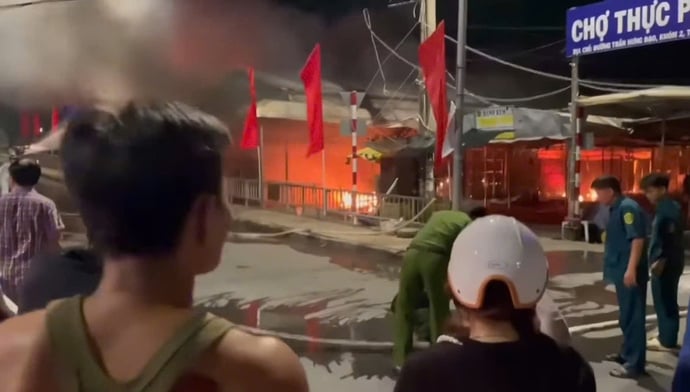 Các cán bộ, chiến sĩ hỗ trợ người dân dập tắt đám cháy. Ảnh: Người dân cung cấp