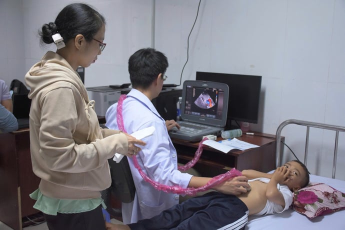 Trẻ em được thăm khám sàng lọc bệnh tim bẩm sinh