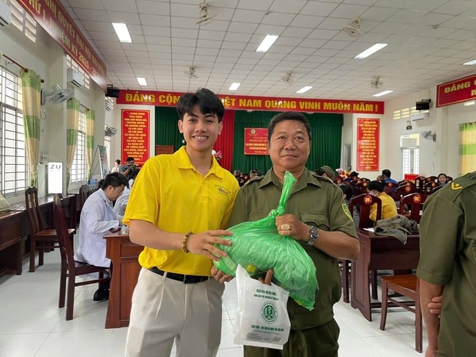 Trao quà cho người dân tại xã Phú Hữu