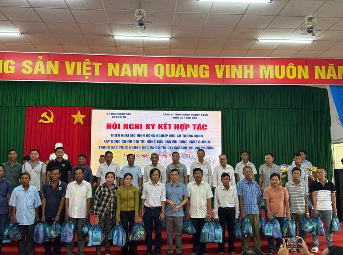 Doanh nghiệp đã trao quà an sinh gồm các sản phẩm sạch, hữu cơ cho hơn 100 hộ nông dân tiêu biểu tại xã.