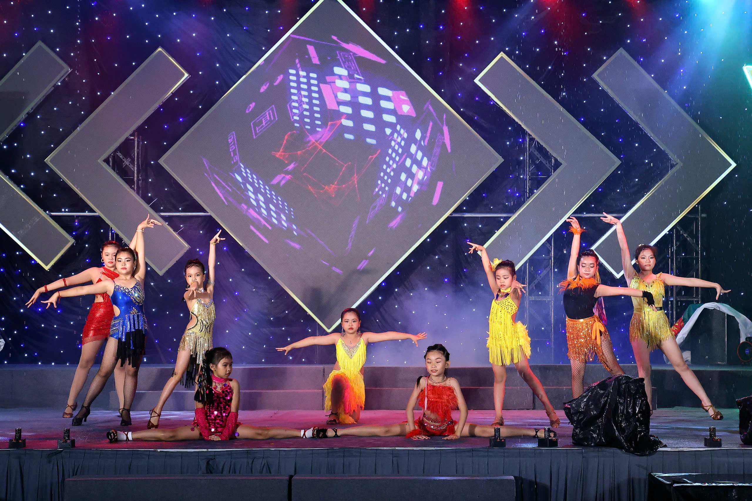 Lớp Dance Sport tham gia trình diễn tại lễ tổng kết.