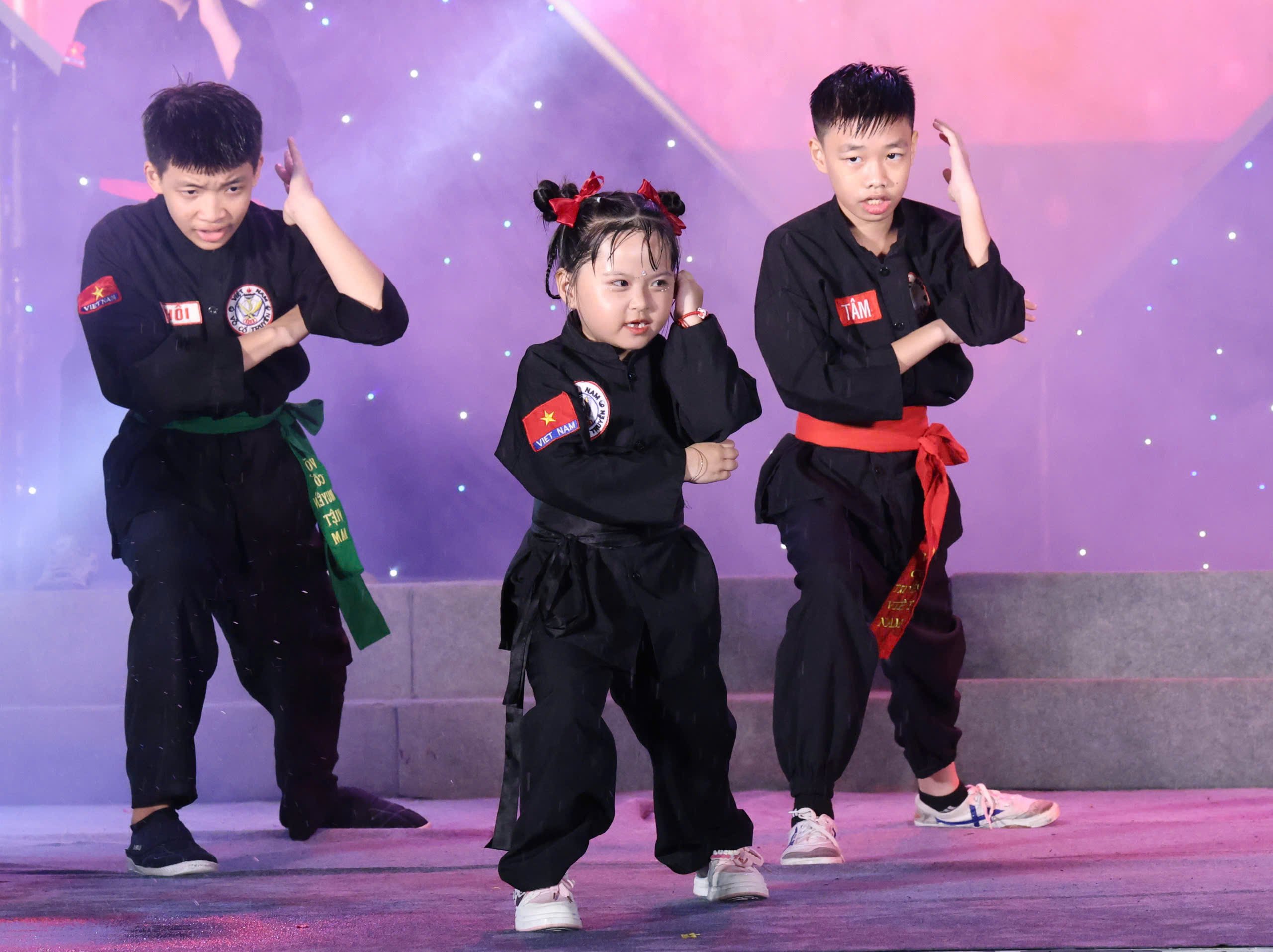 Lớp võ thuật tham gia trình diễn tại lễ tổng kết.