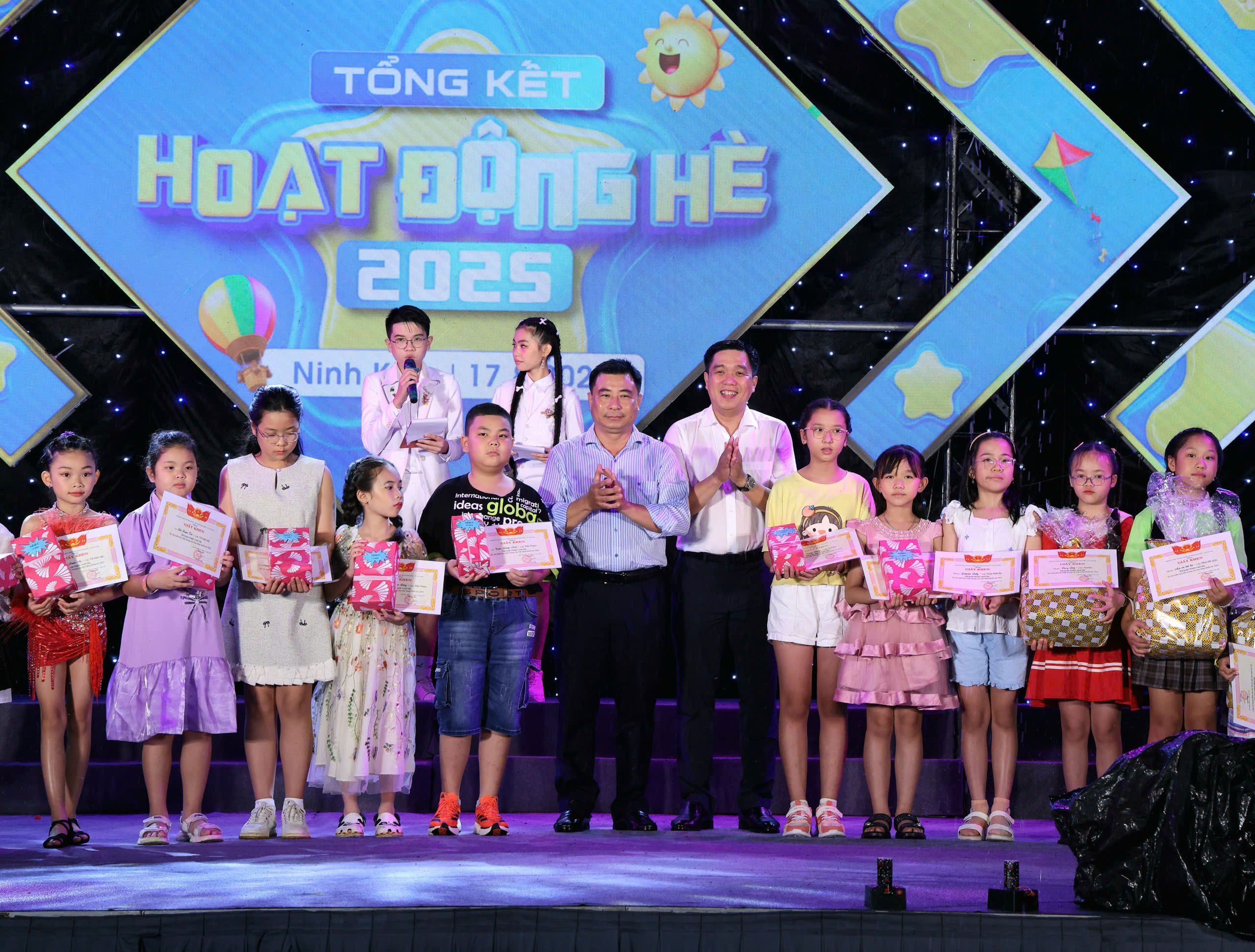 Ông Nguyễn Vĩnh Mỹ - Tổ trưởng Tổ Thanh thiếu nhi - Trường học - Thành đoàn Cần Thơ và ông Trương Thế Bảo - Trưởng phòng Văn hóa - Xã hội phường Ninh Kiều tặng giấy khen, quà cho các em thiếu nhi.