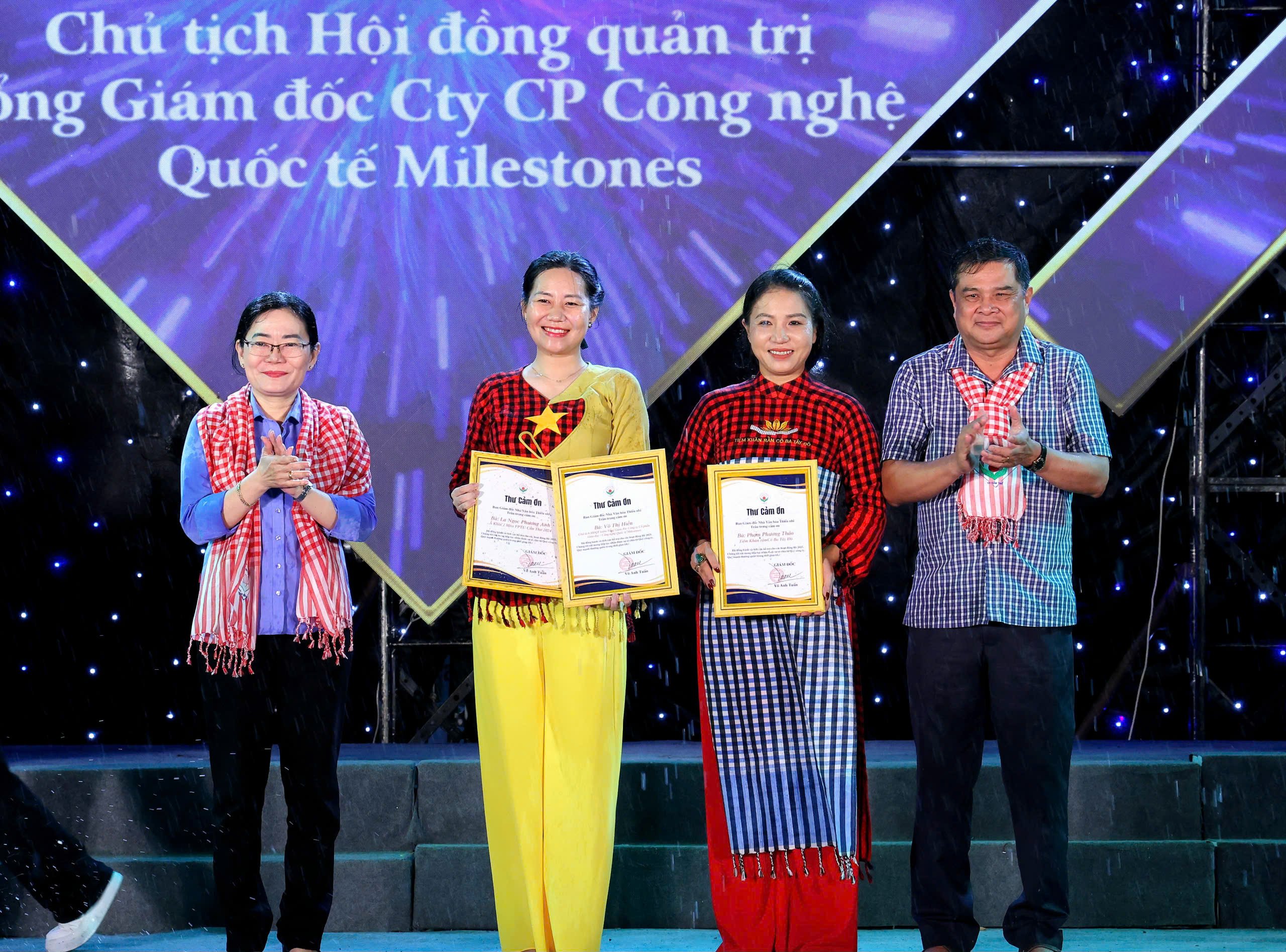 Ông Nguyễn Văn Bảy - Giám đốc Sở Văn hóa, Thể thao và Du lịch TP. Cần Thơ và bà Nguyễn Thị Kiều Nga - Phó Giám đốc Trung tâm Văn hóa, Nghệ thuật TP Cần Thơ trao thư cám ơn cho các đơn vị tài trợ.