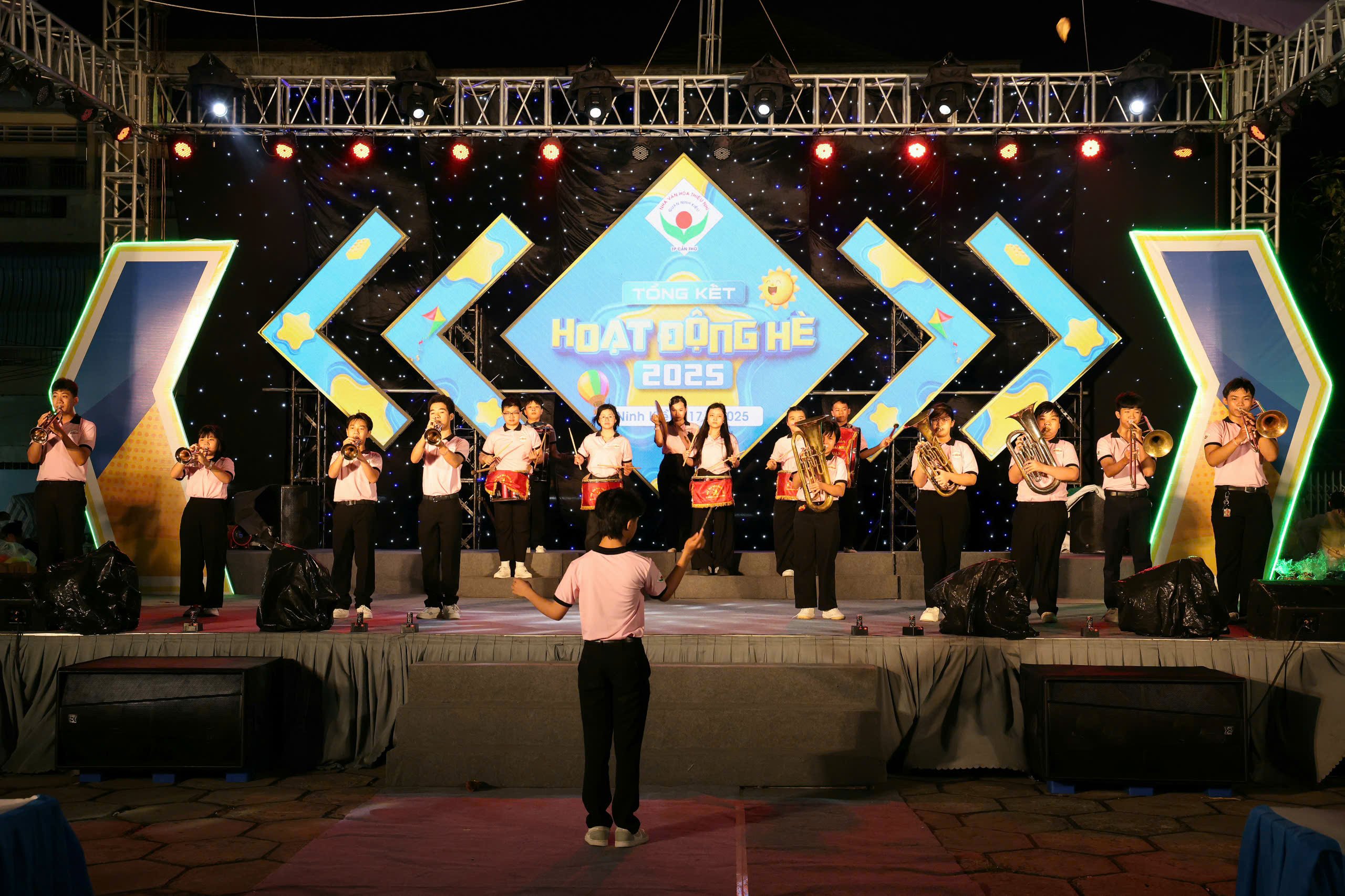 Lớp trống kèn nghi thức đội tham gia lễ tổng kết.